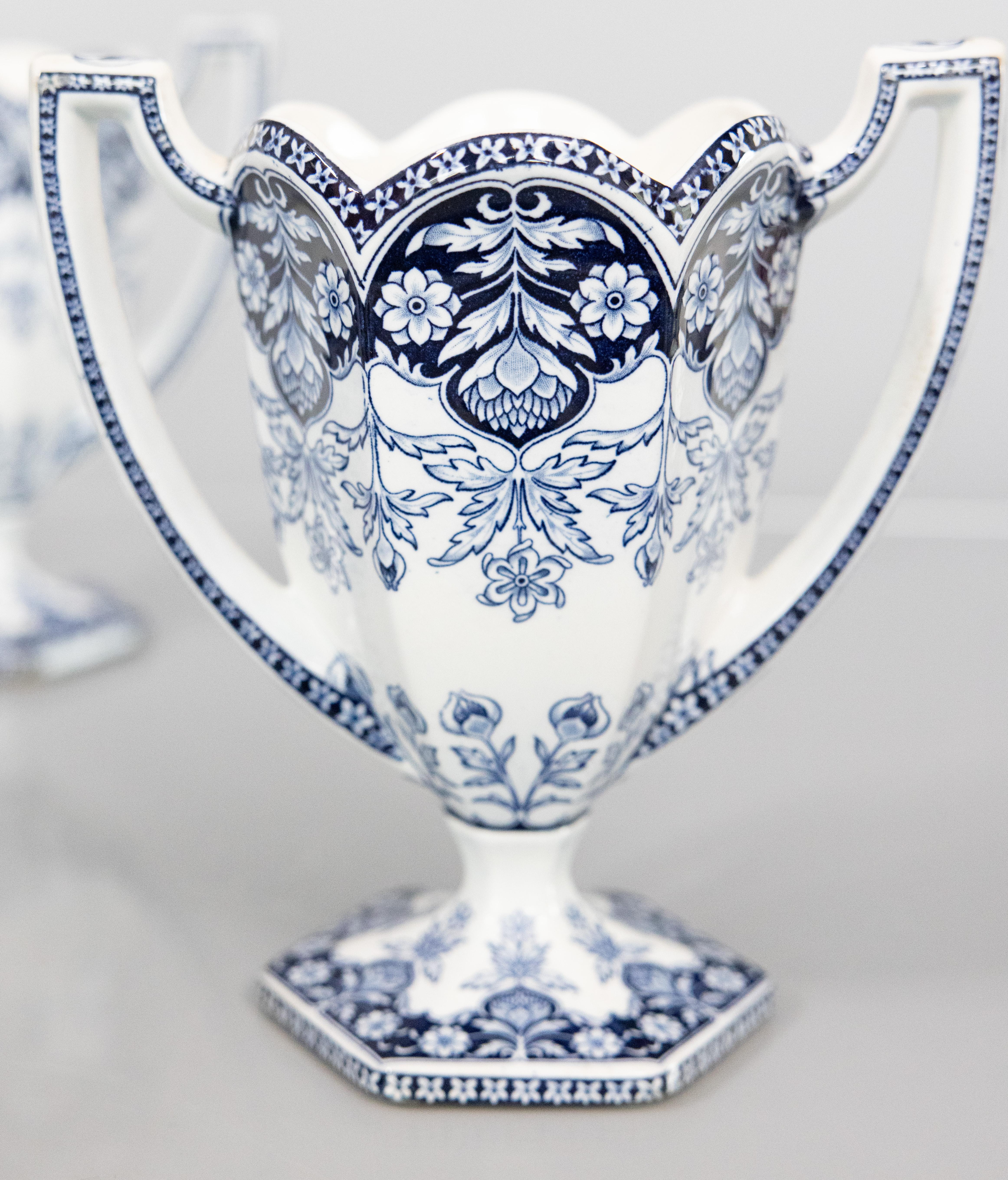 Olandese Coppia di antichi vasi da ornamento floreali olandesi Delft, circa 1920 in vendita