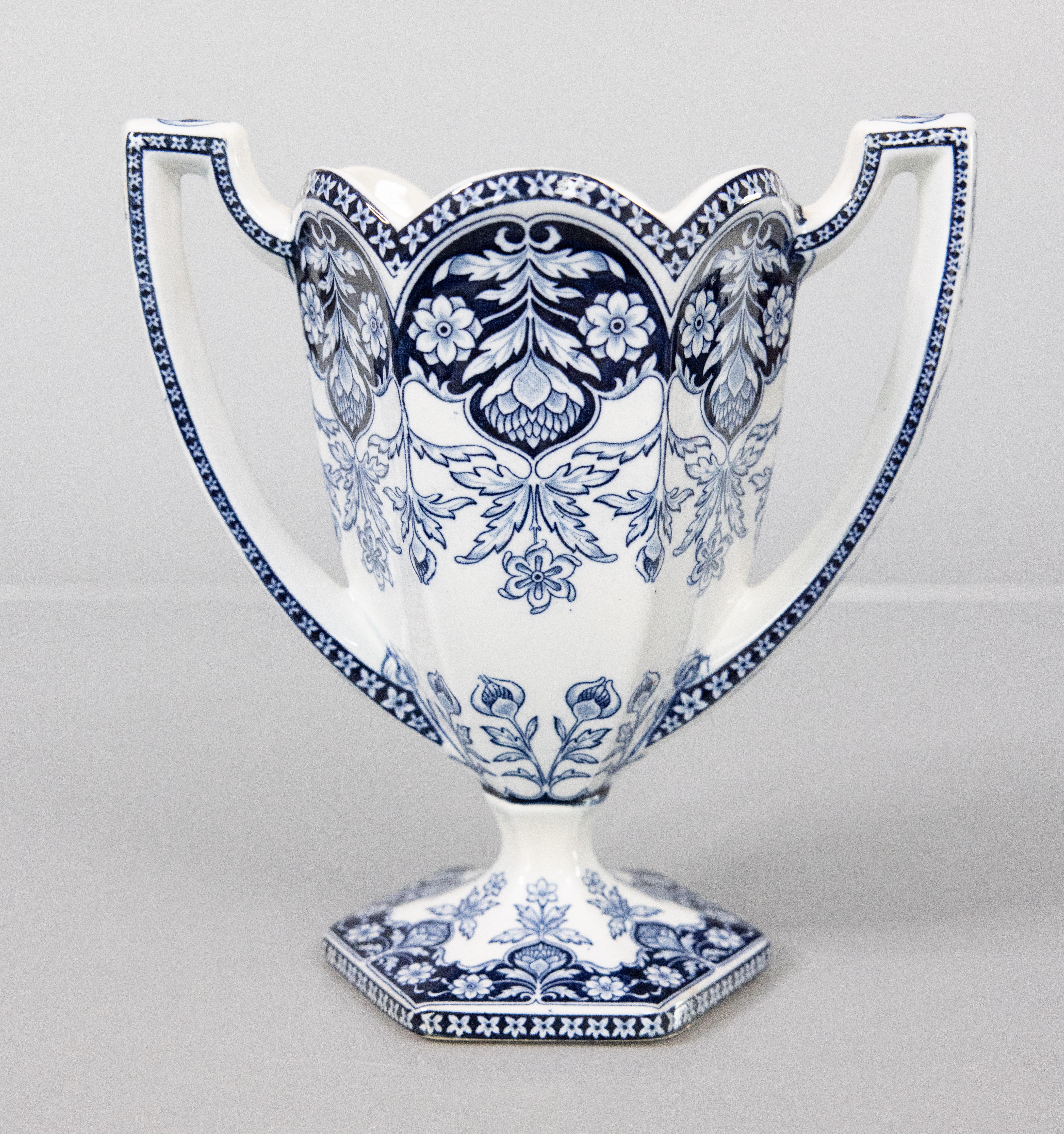 Coppia di antichi vasi da ornamento floreali olandesi Delft, circa 1920 In condizioni buone in vendita a Pearland, TX