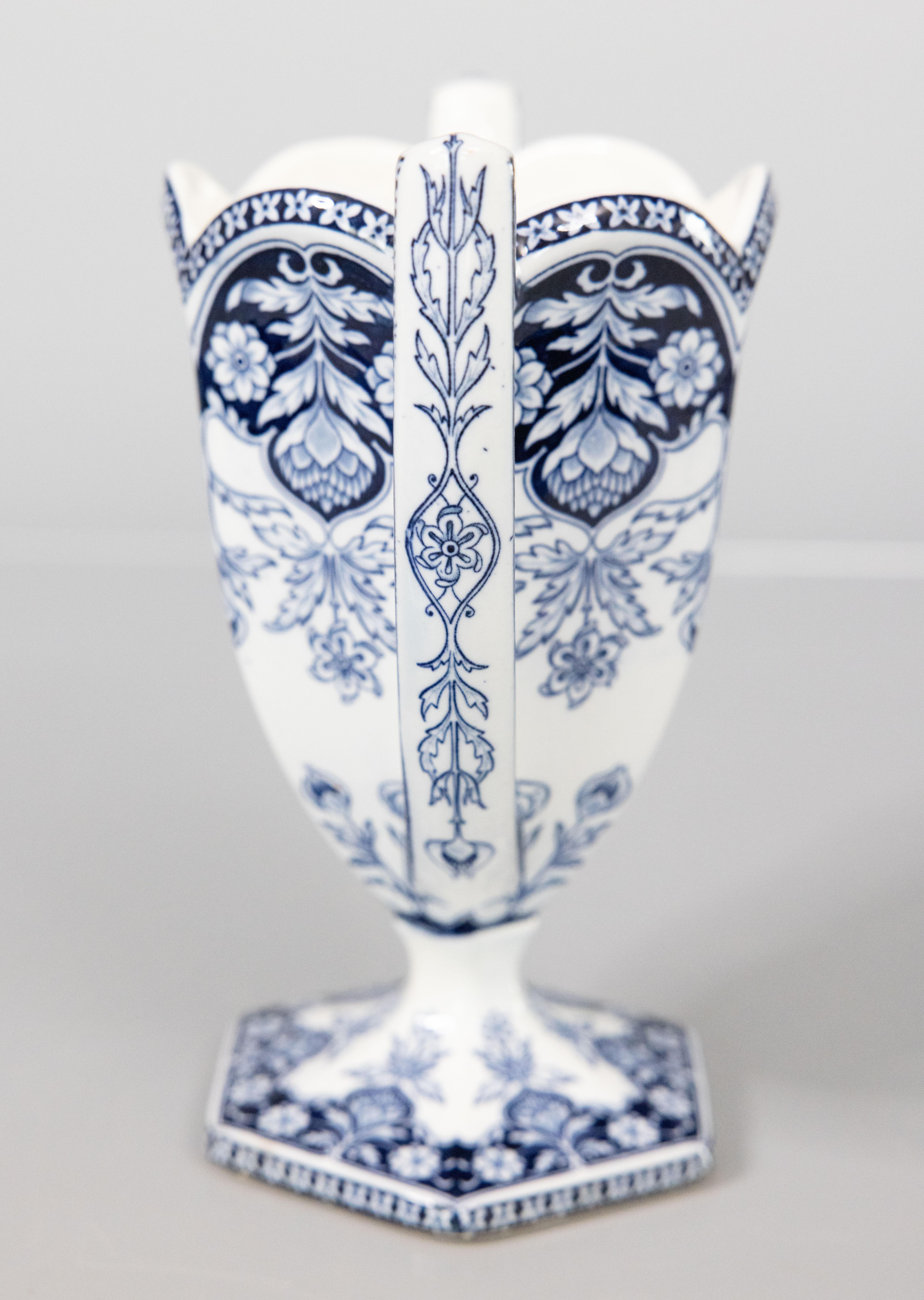 XX secolo Coppia di antichi vasi da ornamento floreali olandesi Delft, circa 1920 in vendita