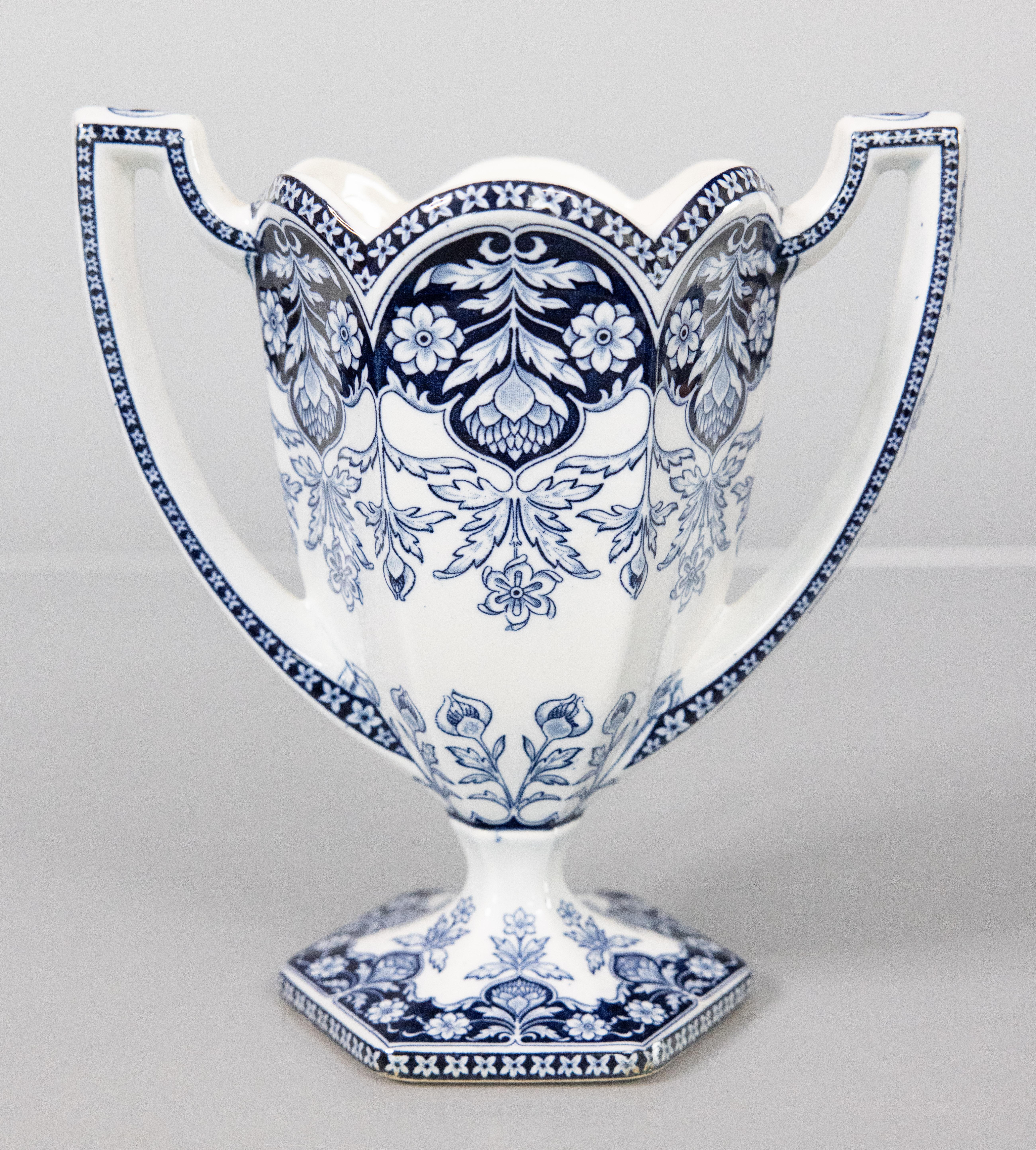 Coppia di antichi vasi da ornamento floreali olandesi Delft, circa 1920 in vendita 1