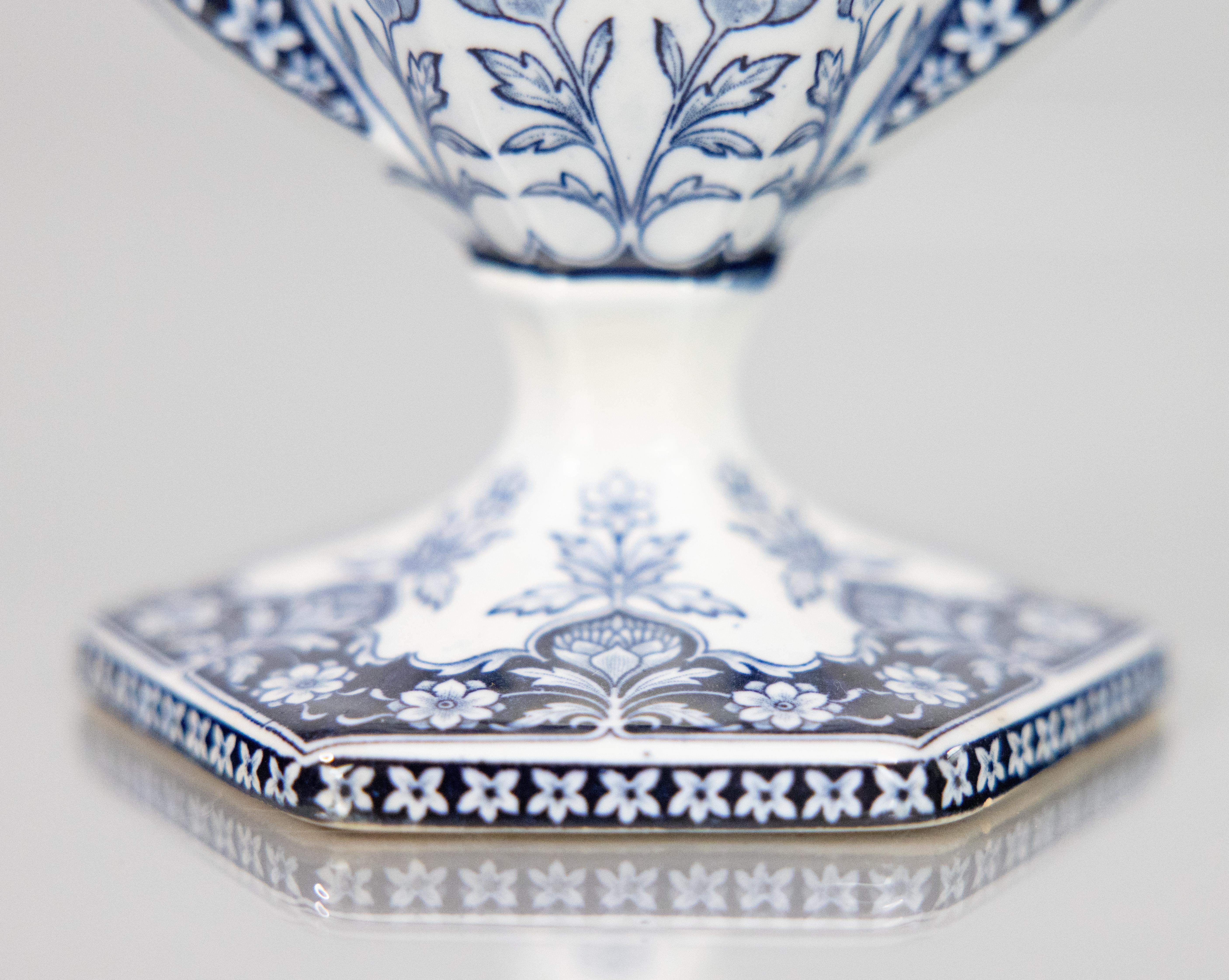 Coppia di antichi vasi da ornamento floreali olandesi Delft, circa 1920 in vendita 4