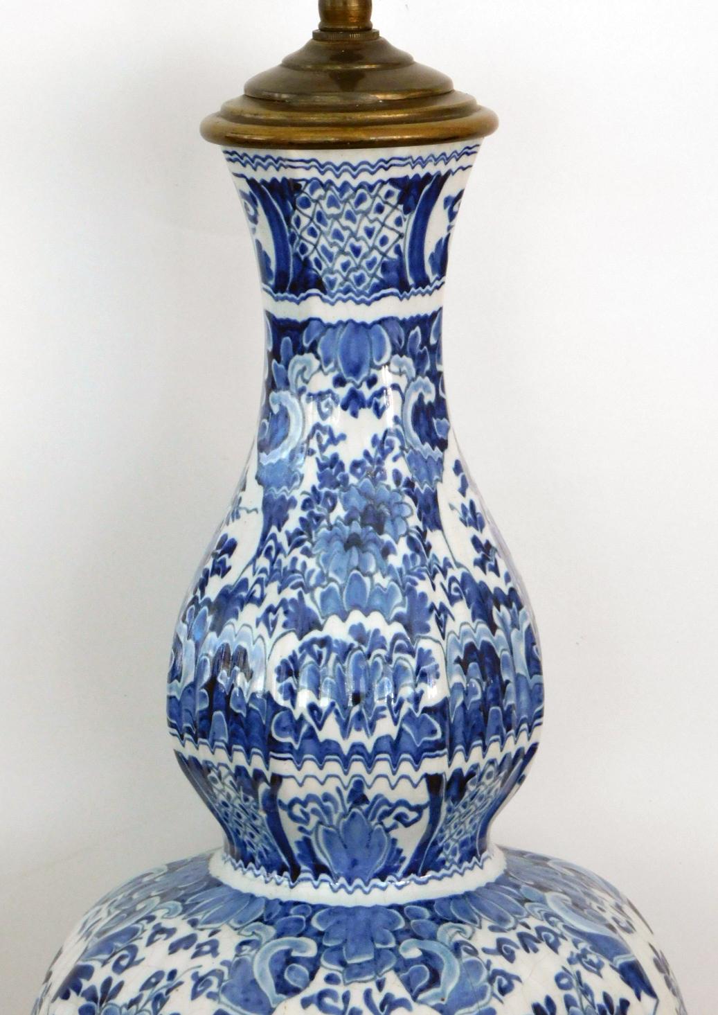 XIX secolo Coppia di antiche lampade olandesi a doppio bulbo in ceramica blu e bianca in vendita
