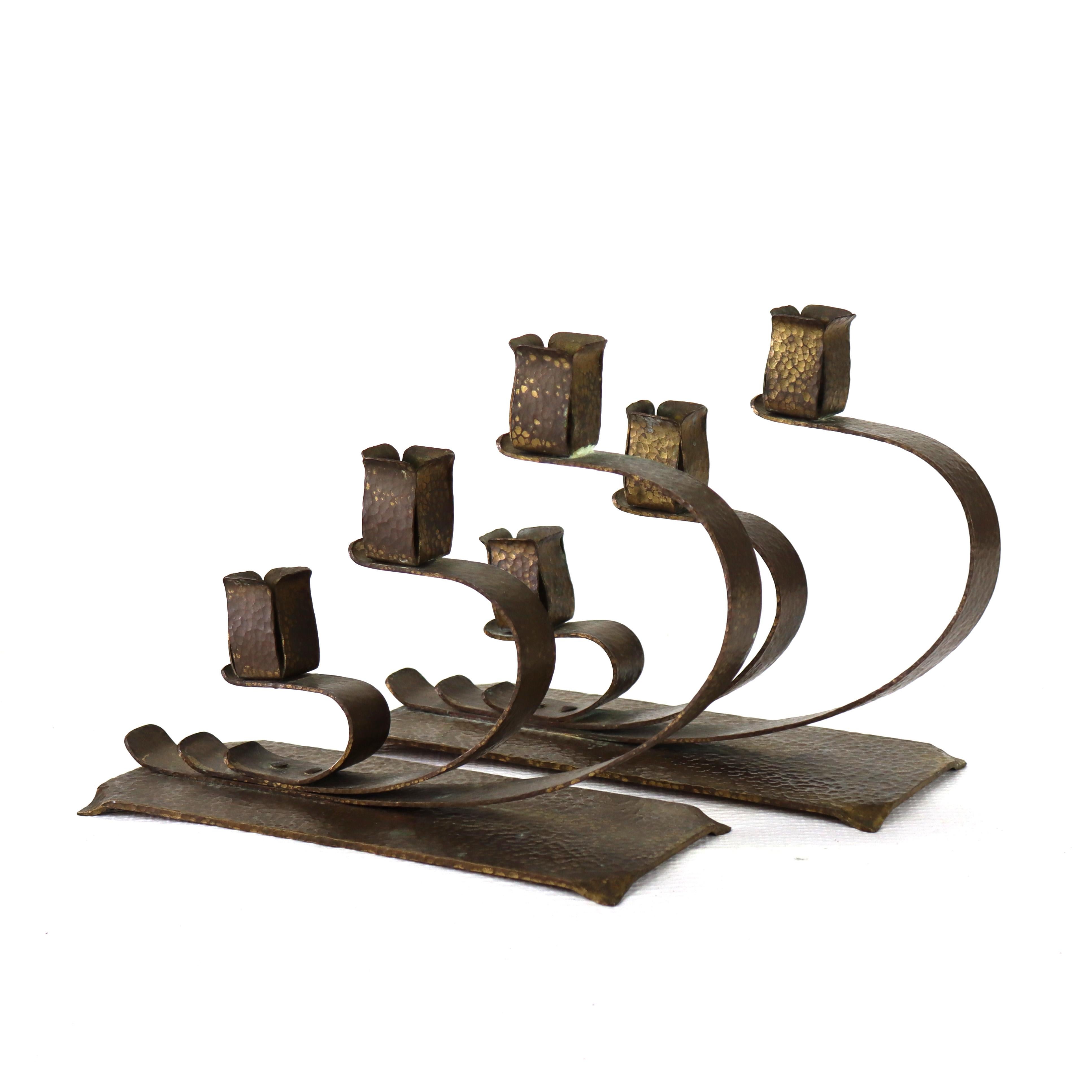 Pair Of Antique E. T. C. Fish Arts & Crafts Hammered Brass 3-Light Candelabra im Zustand „Gut“ im Angebot in Big Flats, NY