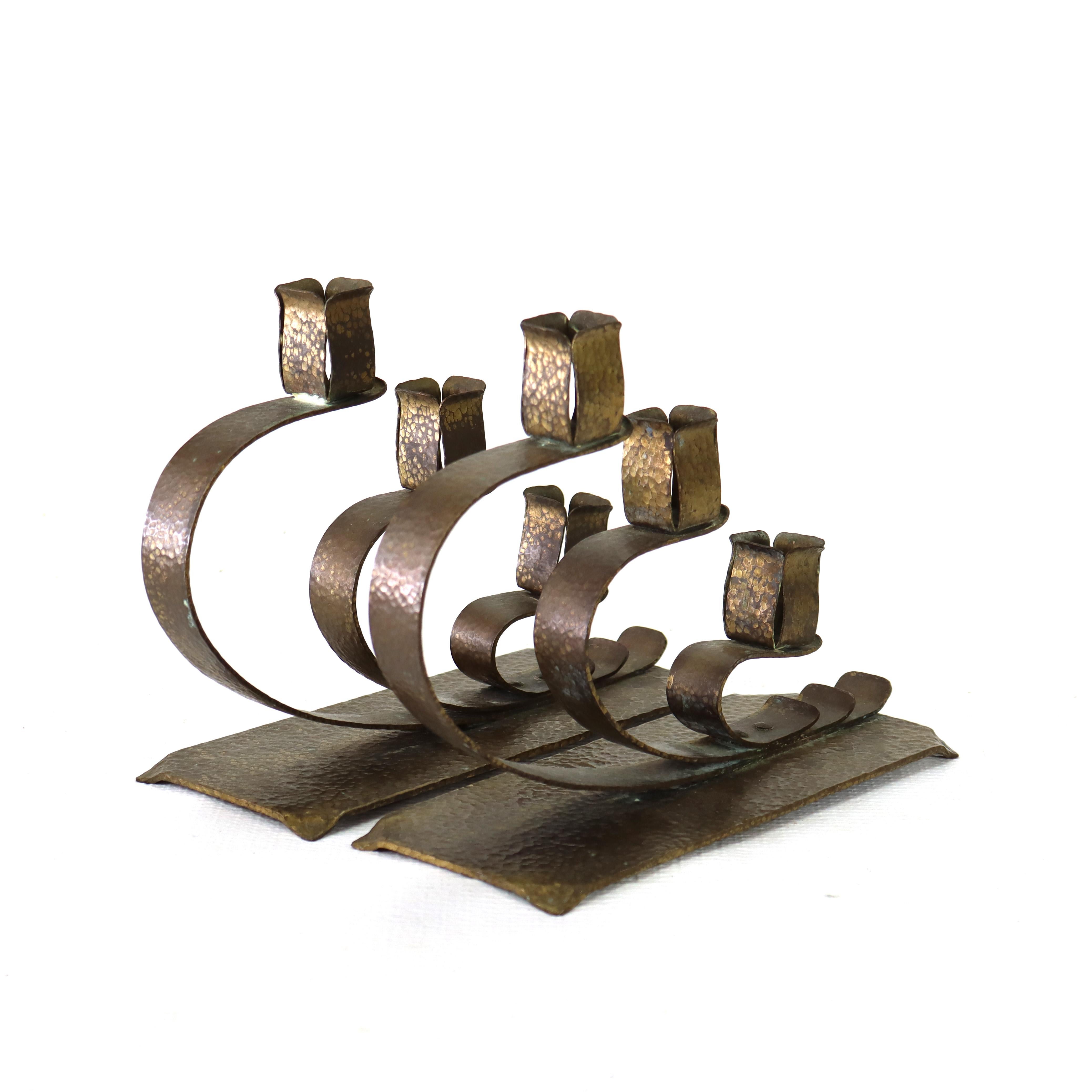 Pair Of Antique E. T. C. Fish Arts & Crafts Hammered Brass 3-Light Candelabra (20. Jahrhundert) im Angebot