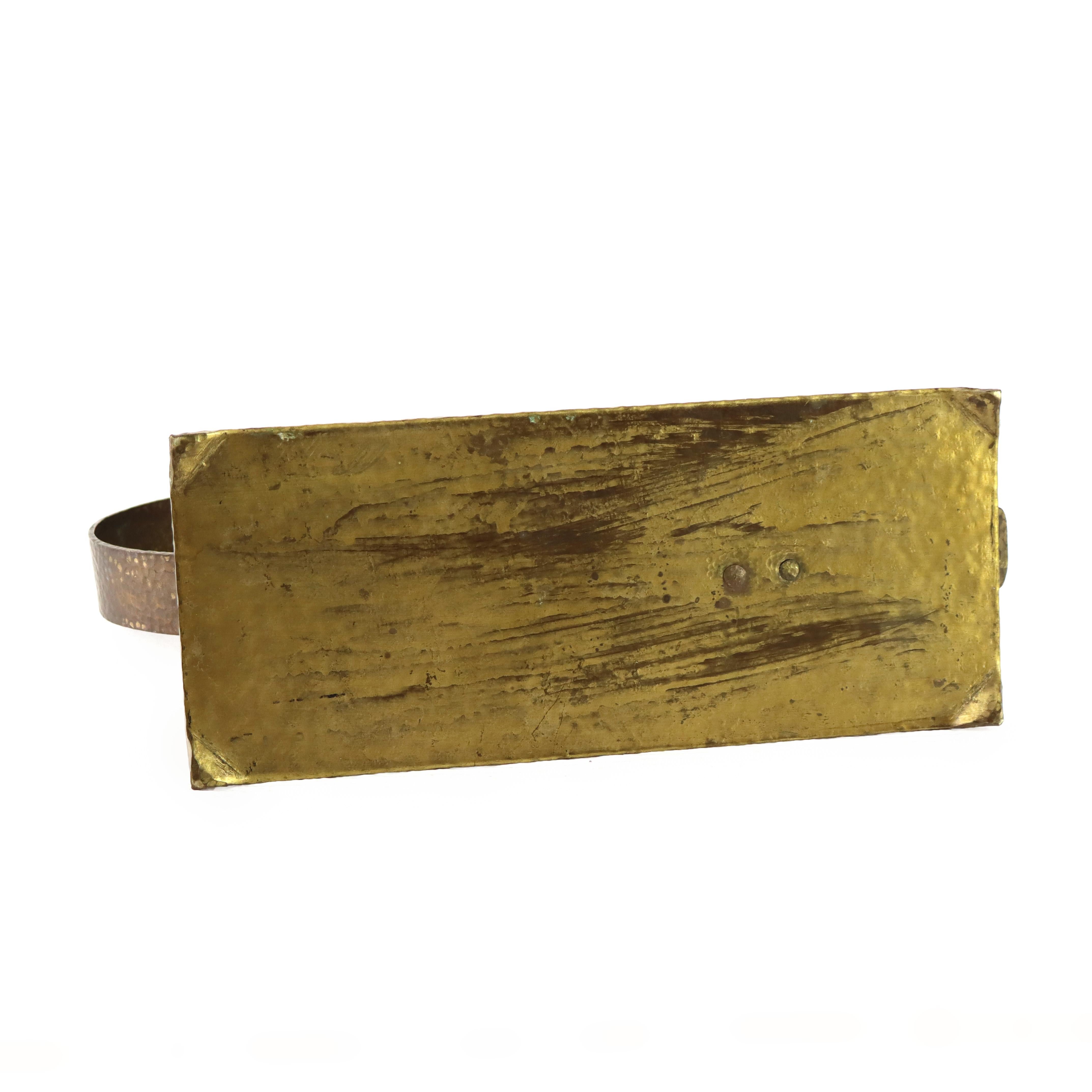 Pair Of Antique E. T. C. Fish Arts & Crafts Hammered Brass 3-Light Candelabra (Messing) im Angebot