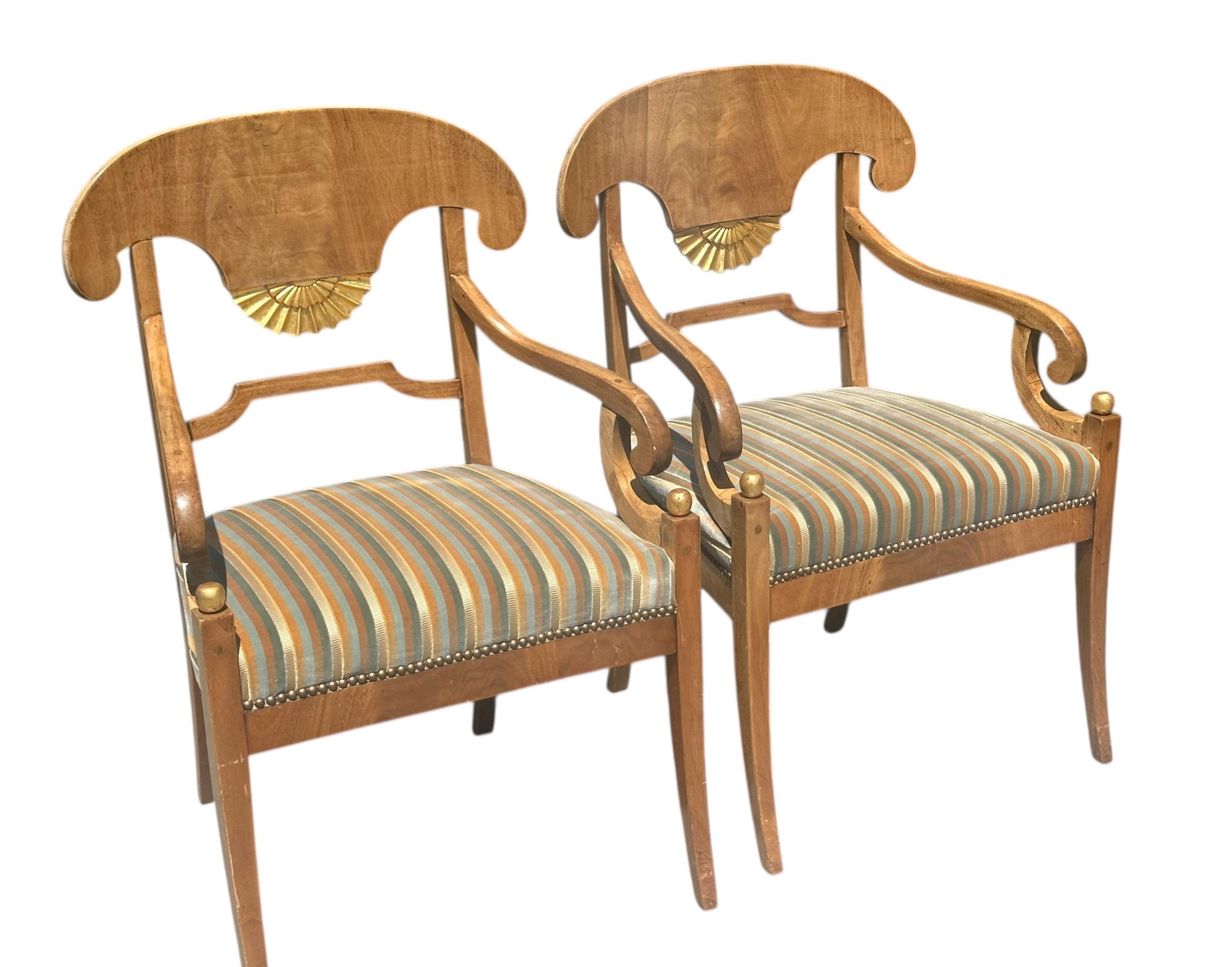 Pareja de sillones Biedermeier antiguos de principios del siglo XIX en venta 1
