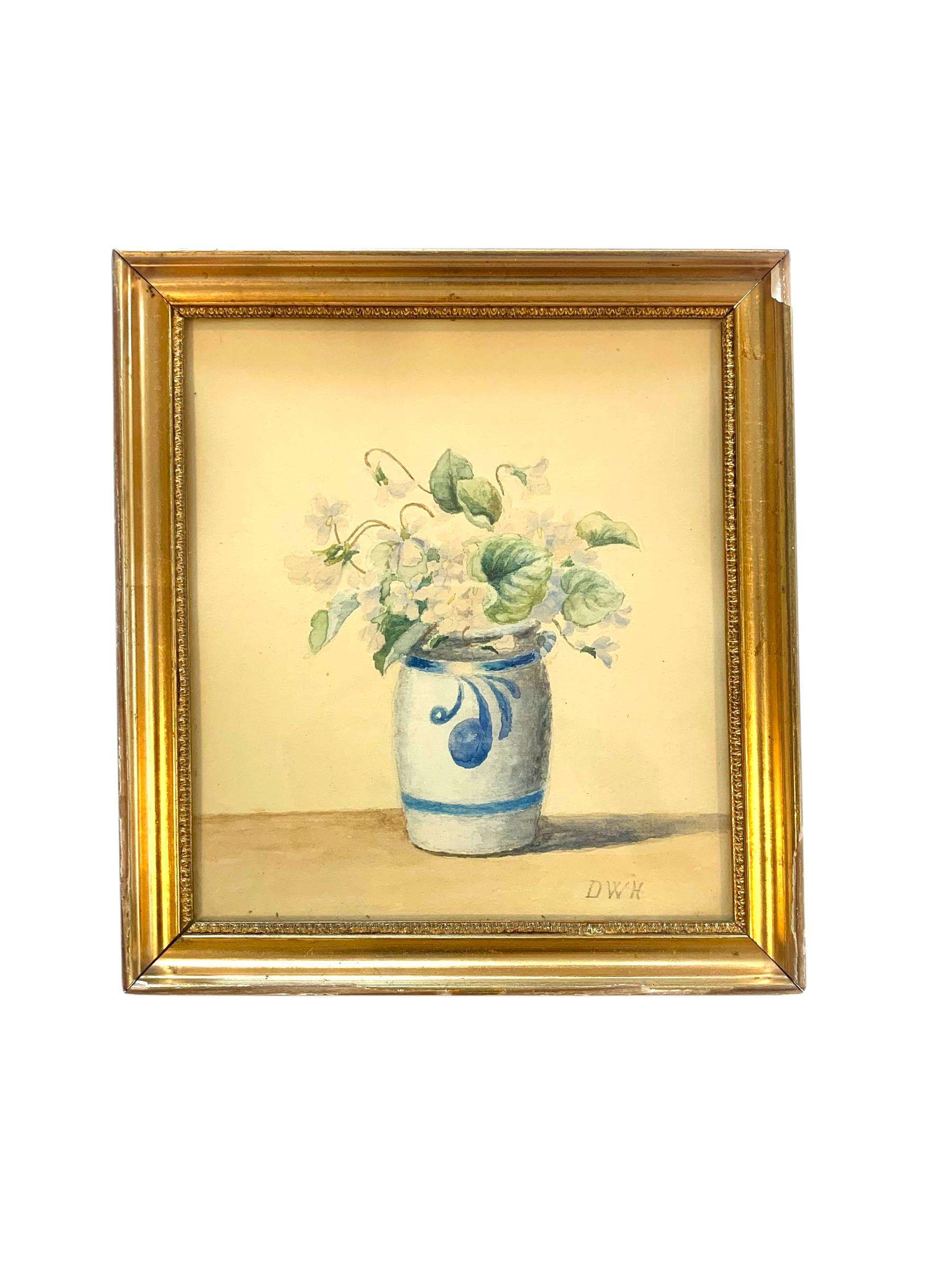 Il s'agit d'une paire de natures mortes à l'aquarelle originales, très élégantes, datant des années 1920. 

Les deux œuvres sont signées par l'artiste DWR dans le coin inférieur droit et encadrées dans de minces cadres en bois peints en or.

Les