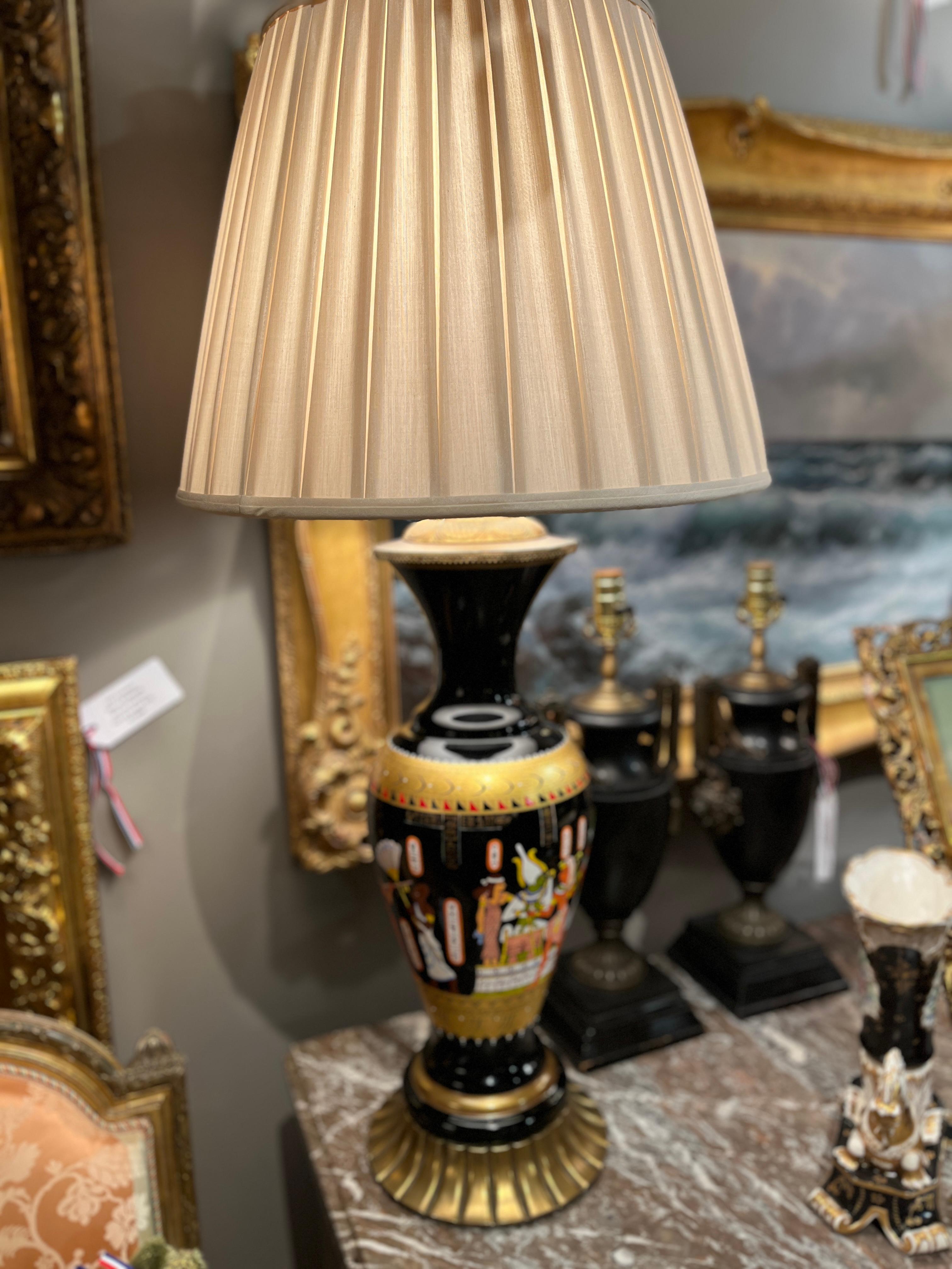 Français Paire de lampes Antique Revival en porcelaine de Paris du début du 20e siècle en vente