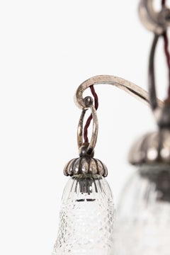 Coppia di antiche lampade da parete in vetro tagliato GEC in argento dei primi del Novecento. c.C. 1920
