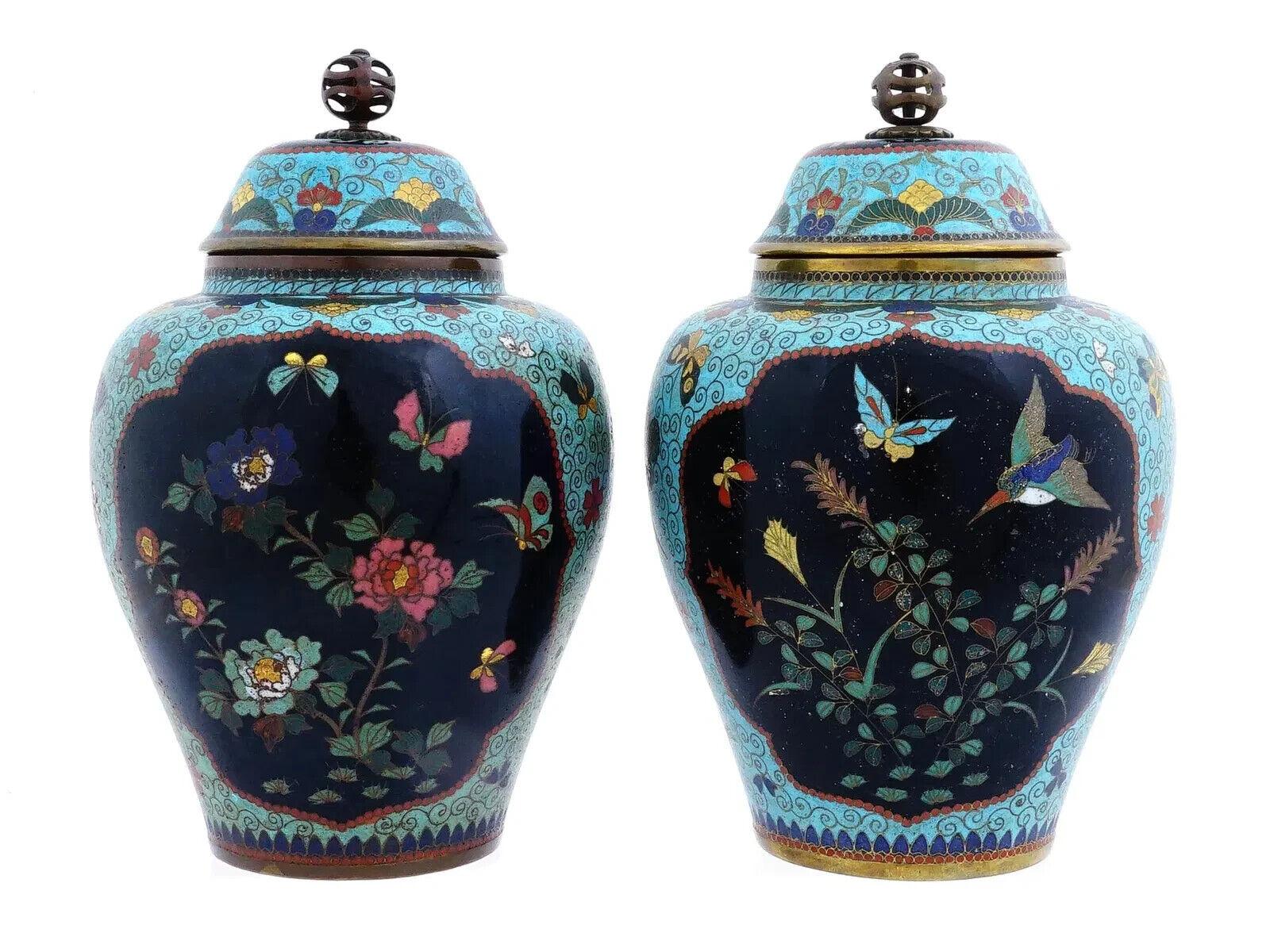 Pareja de tarros antiguos japoneses de principios de Meiji cubiertos de esmalte de cloisonné Cloissoné en venta