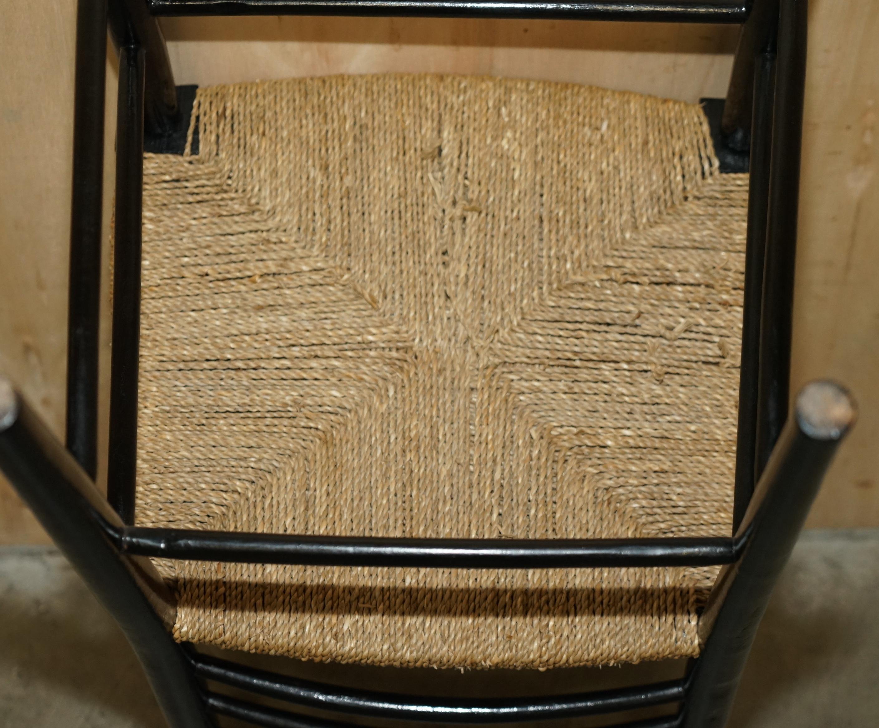 Paire de chaises d'appoint anciennes William Morris du Sussex en bois d'ébène vues au musée v&a 2
