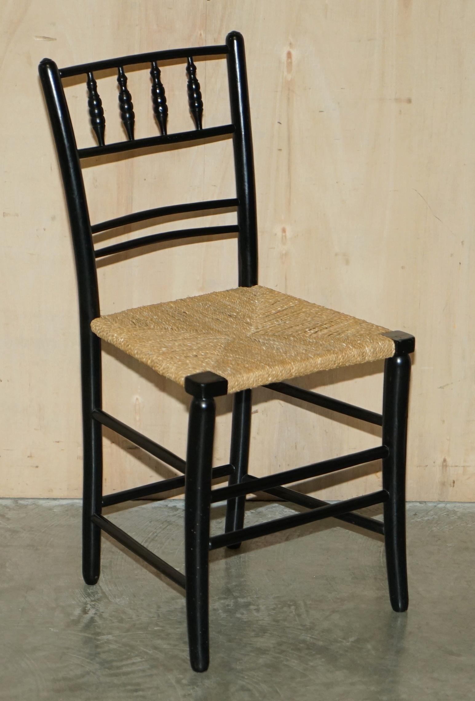 Paire de chaises d'appoint anciennes William Morris du Sussex en bois d'ébène vues au musée v&a 3