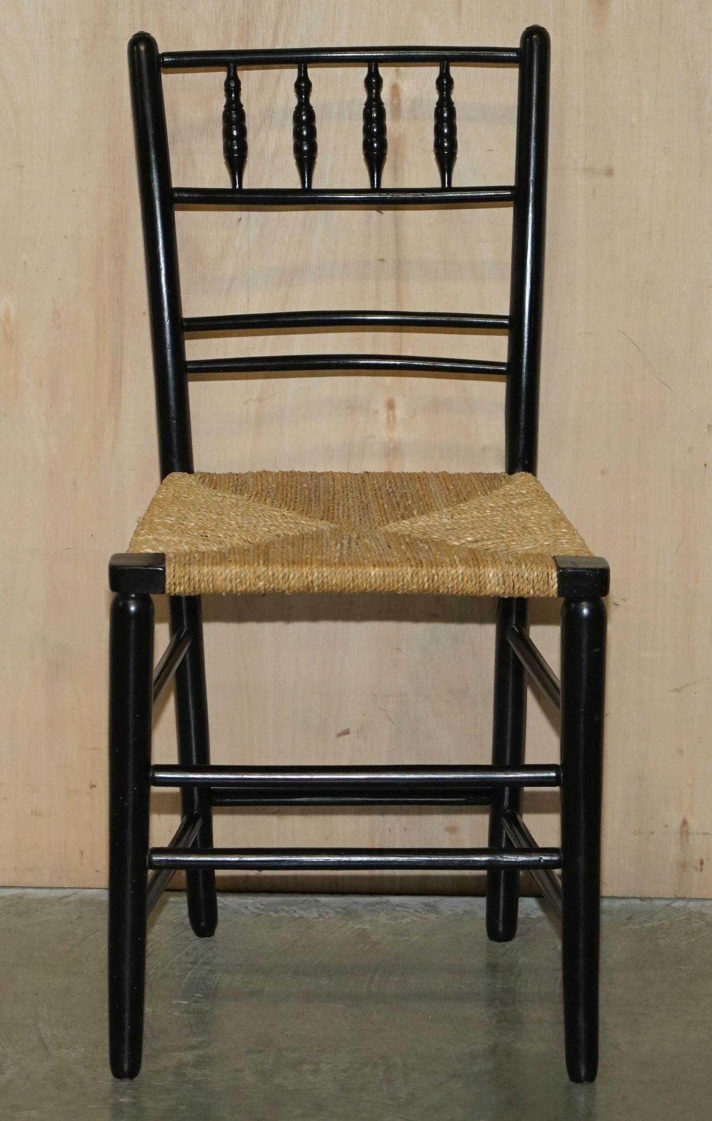 Paire de chaises d'appoint anciennes William Morris du Sussex en bois d'ébène vues au musée v&a 4