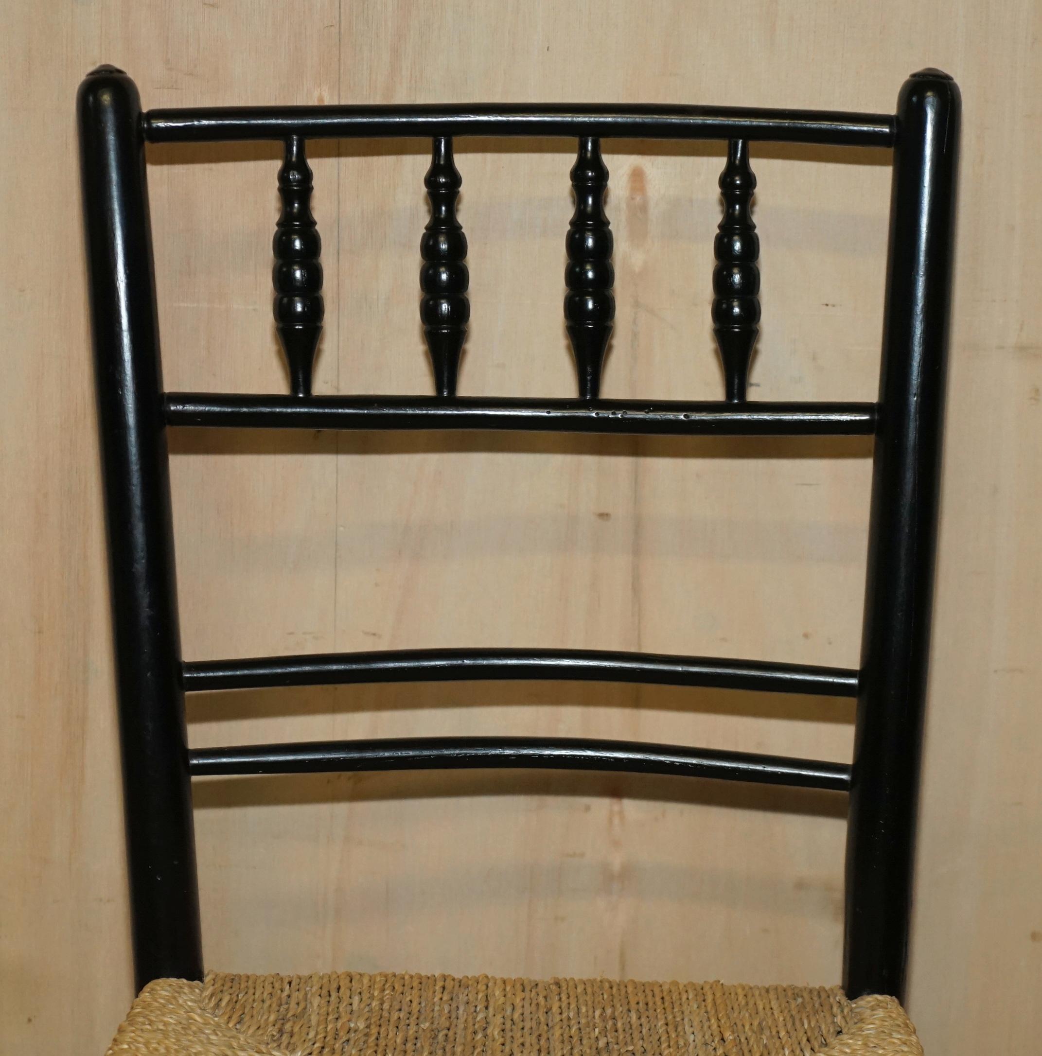 Paire de chaises d'appoint anciennes William Morris du Sussex en bois d'ébène vues au musée v&a 5