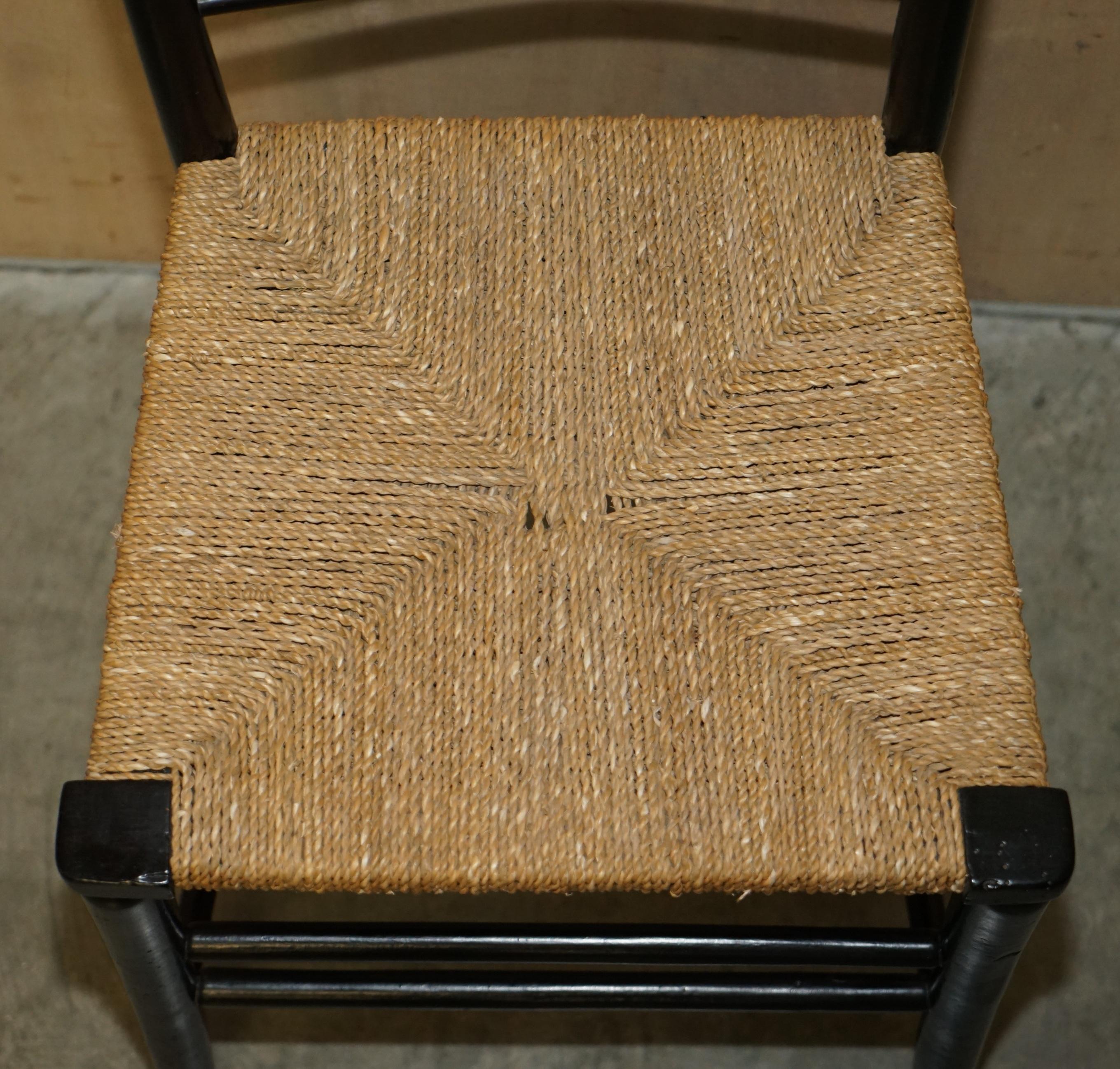 Paire de chaises d'appoint anciennes William Morris du Sussex en bois d'ébène vues au musée v&a 6
