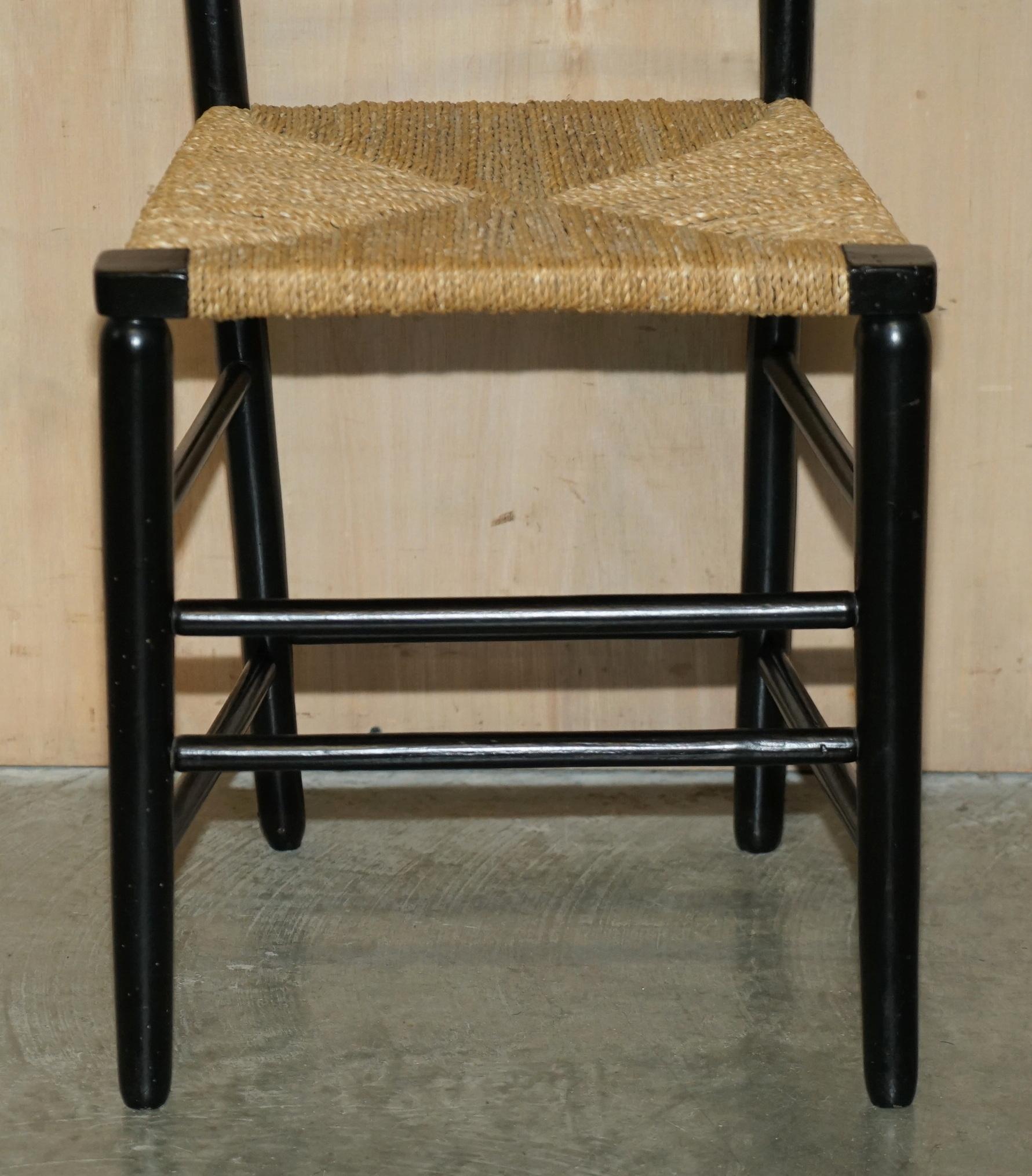 Paire de chaises d'appoint anciennes William Morris du Sussex en bois d'ébène vues au musée v&a 8