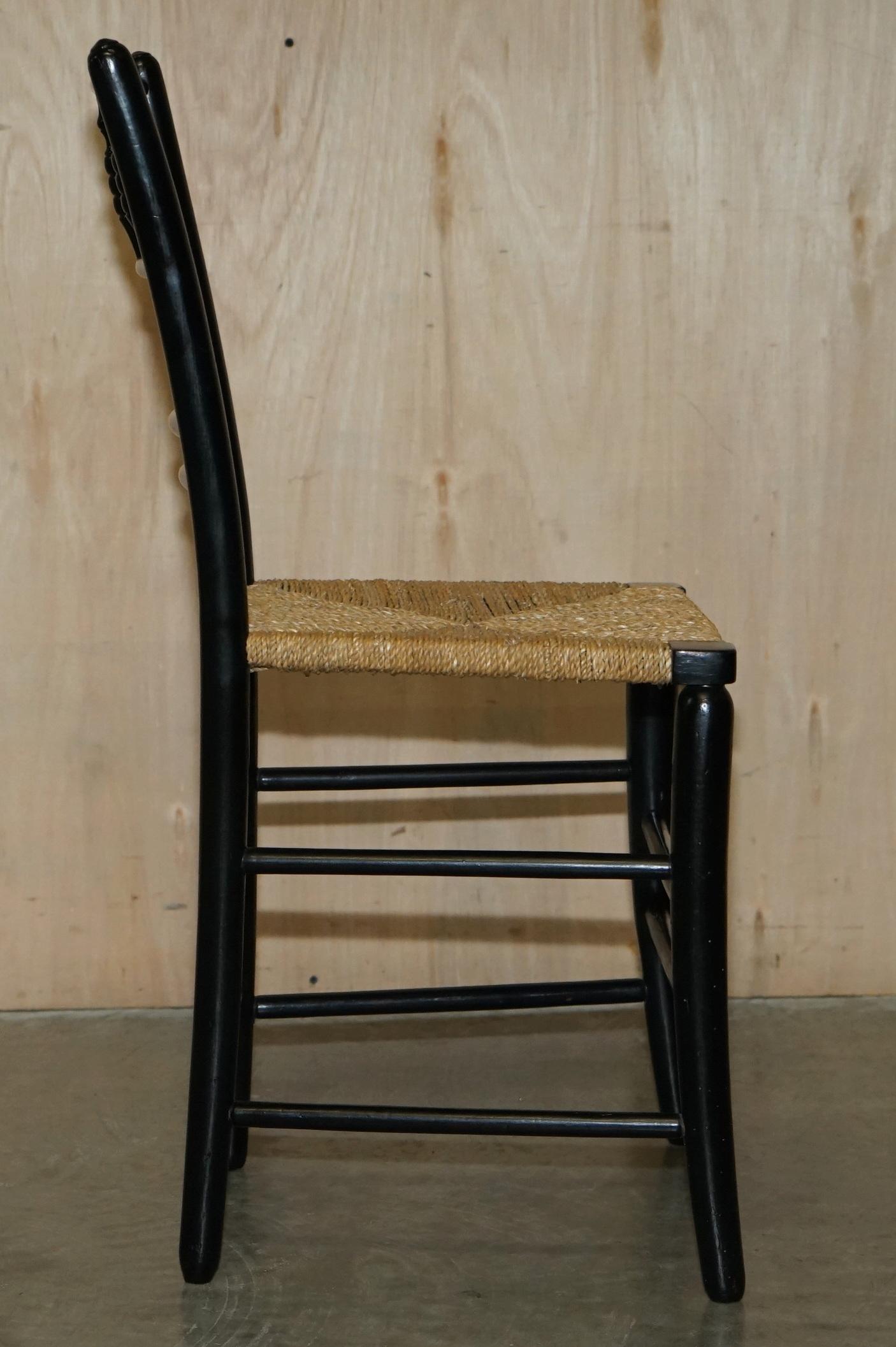 Paire de chaises d'appoint anciennes William Morris du Sussex en bois d'ébène vues au musée v&a 9