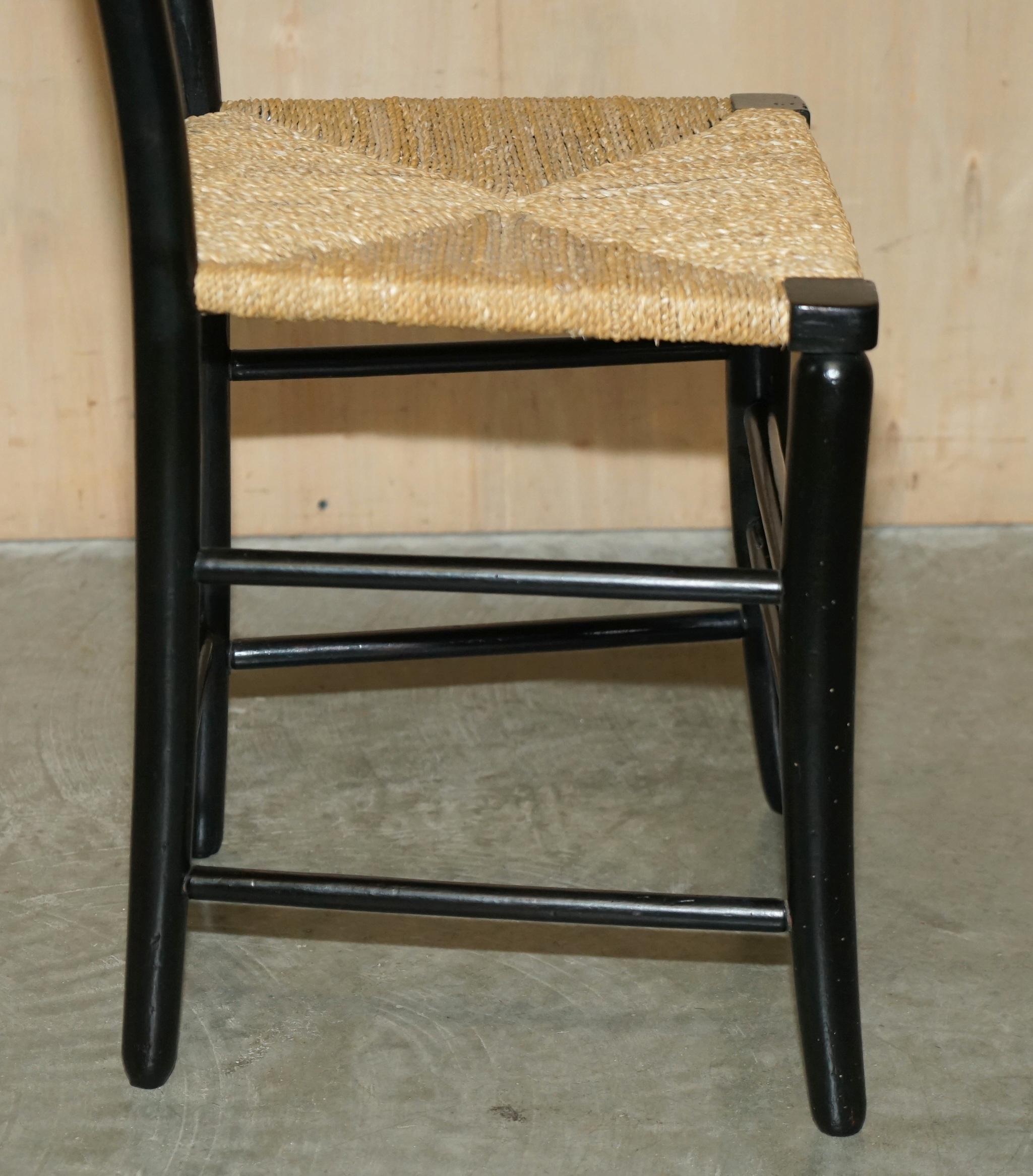 Paire de chaises d'appoint anciennes William Morris du Sussex en bois d'ébène vues au musée v&a 10