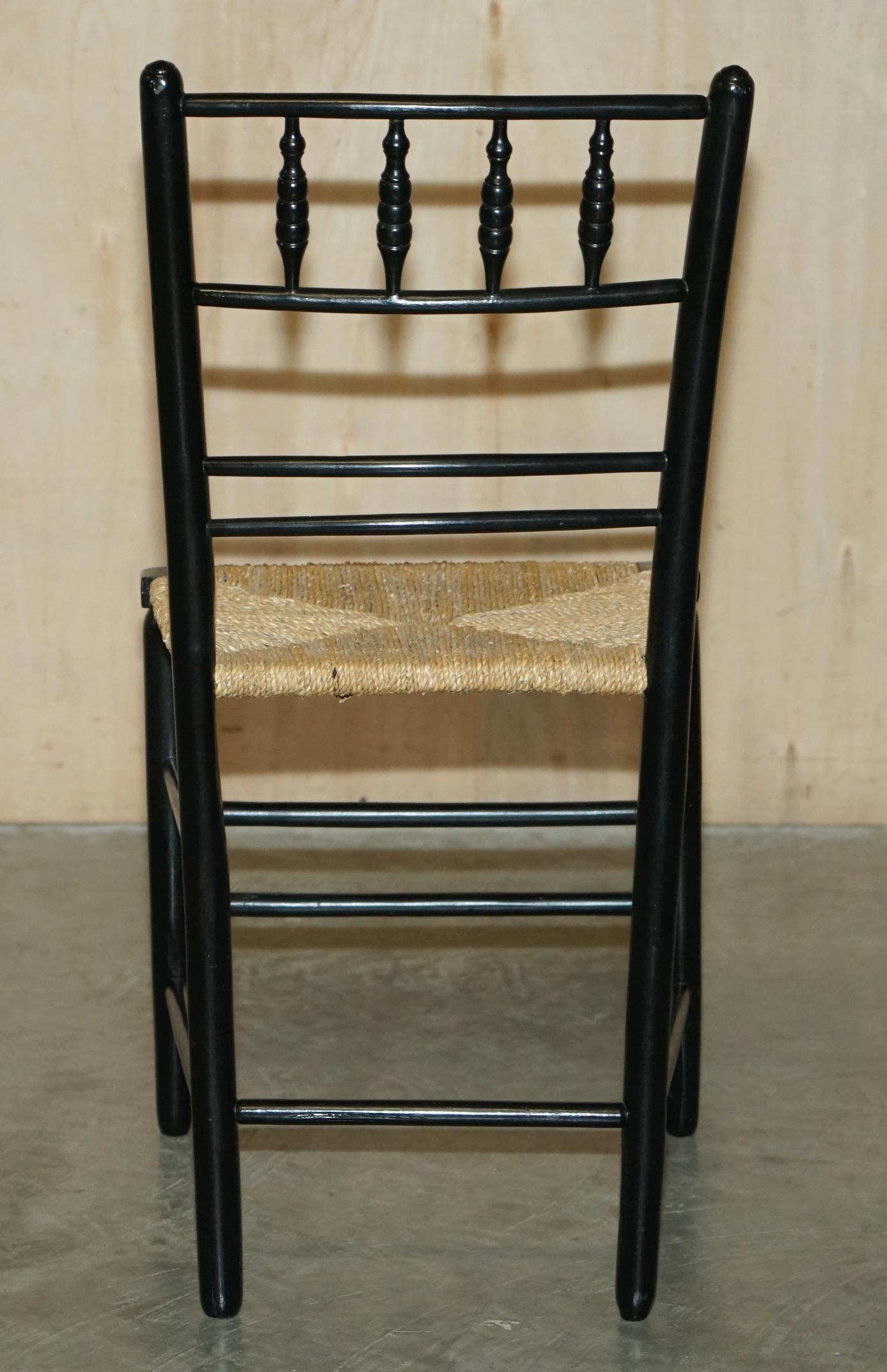 Paire de chaises d'appoint anciennes William Morris du Sussex en bois d'ébène vues au musée v&a 11