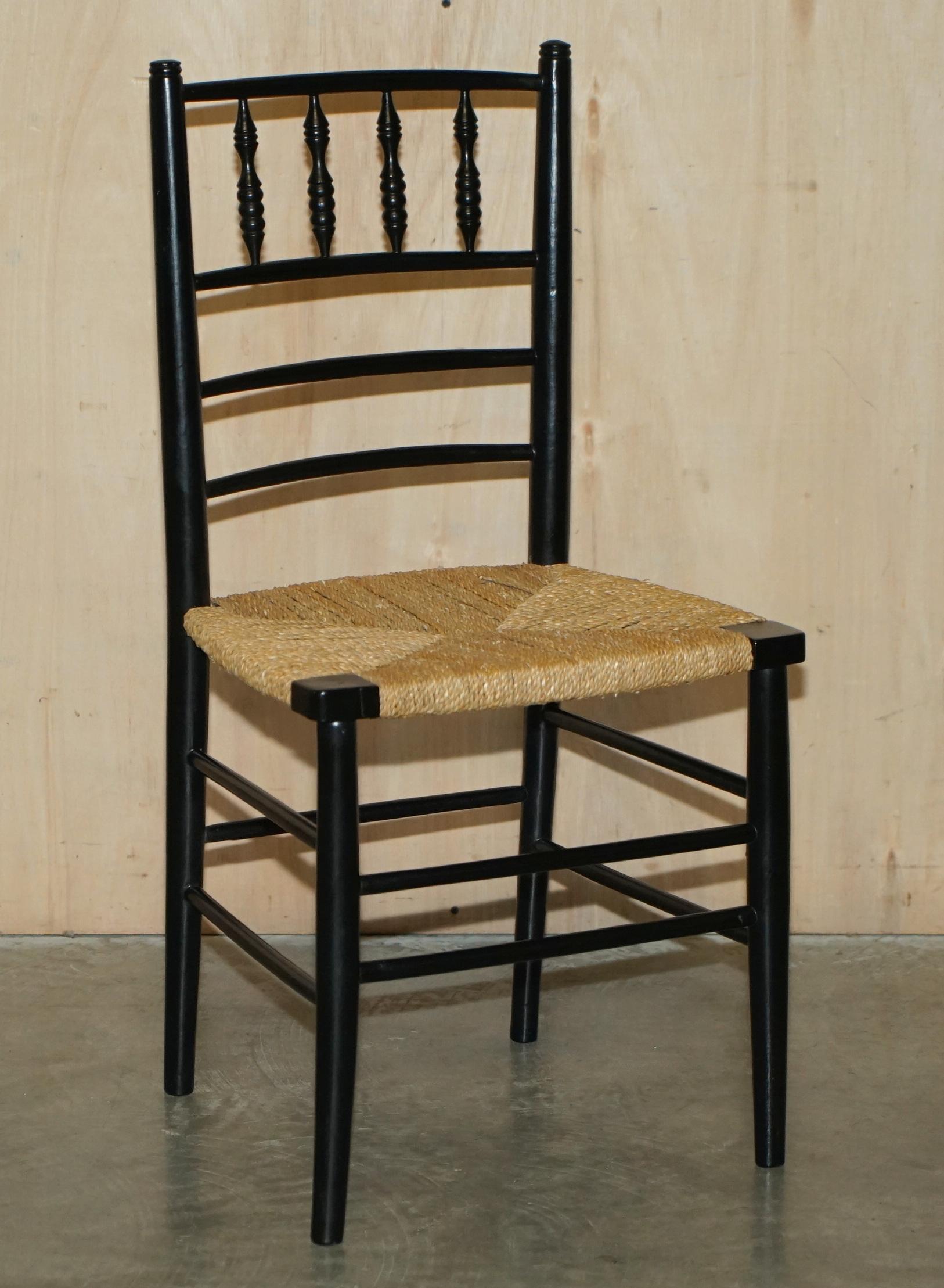 Nous sommes ravis d'offrir à la vente cette paire de chaises William Morris Rush seat Sussex circa 1870-1880 comme vu dans le Victorian and Albert museum.

L'histoire Cette chaise a été nommée d'après une chaise de campagne trouvée dans le Sussex,