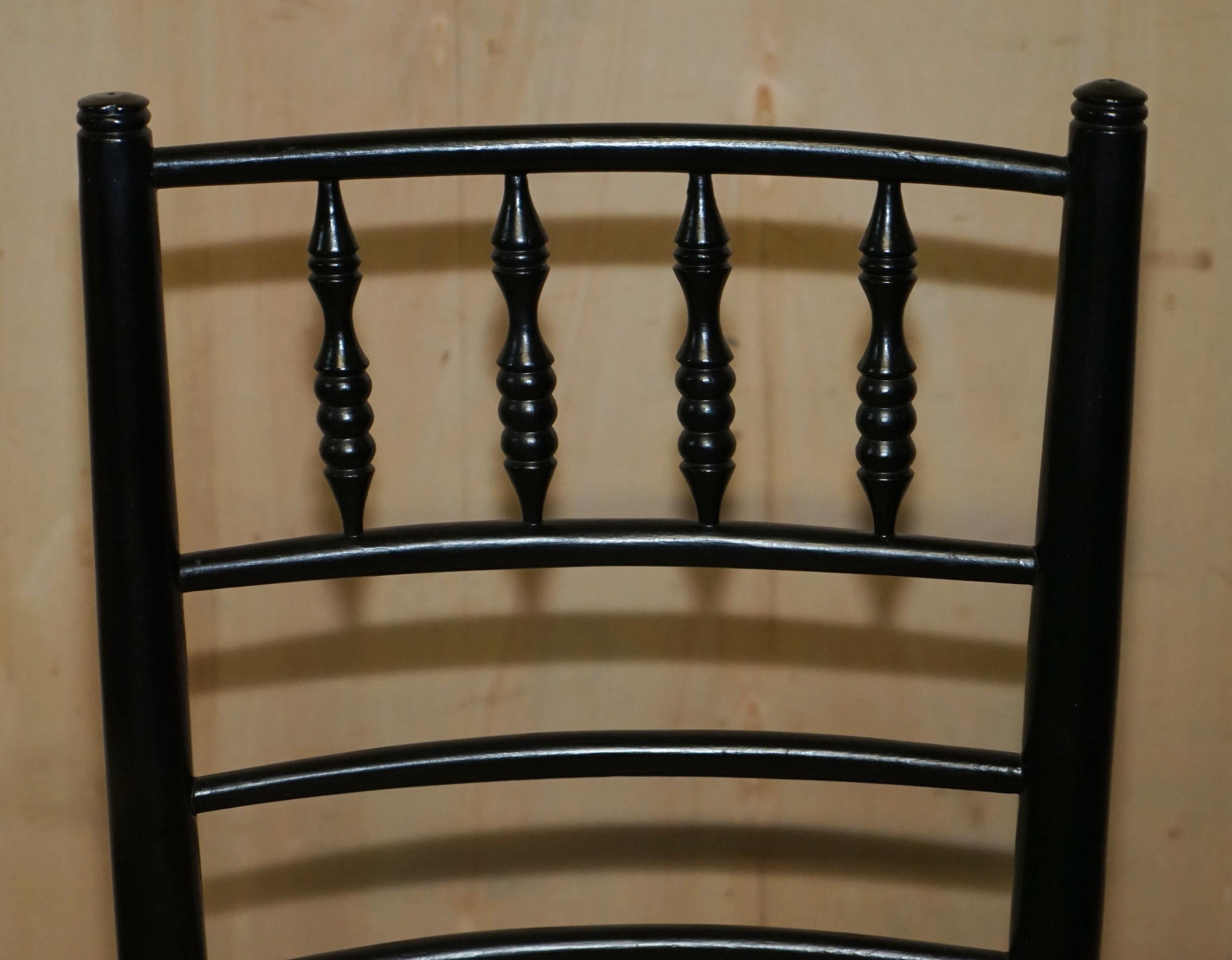 Apogée victorien Paire de chaises d'appoint anciennes William Morris du Sussex en bois d'ébène vues au musée v&a