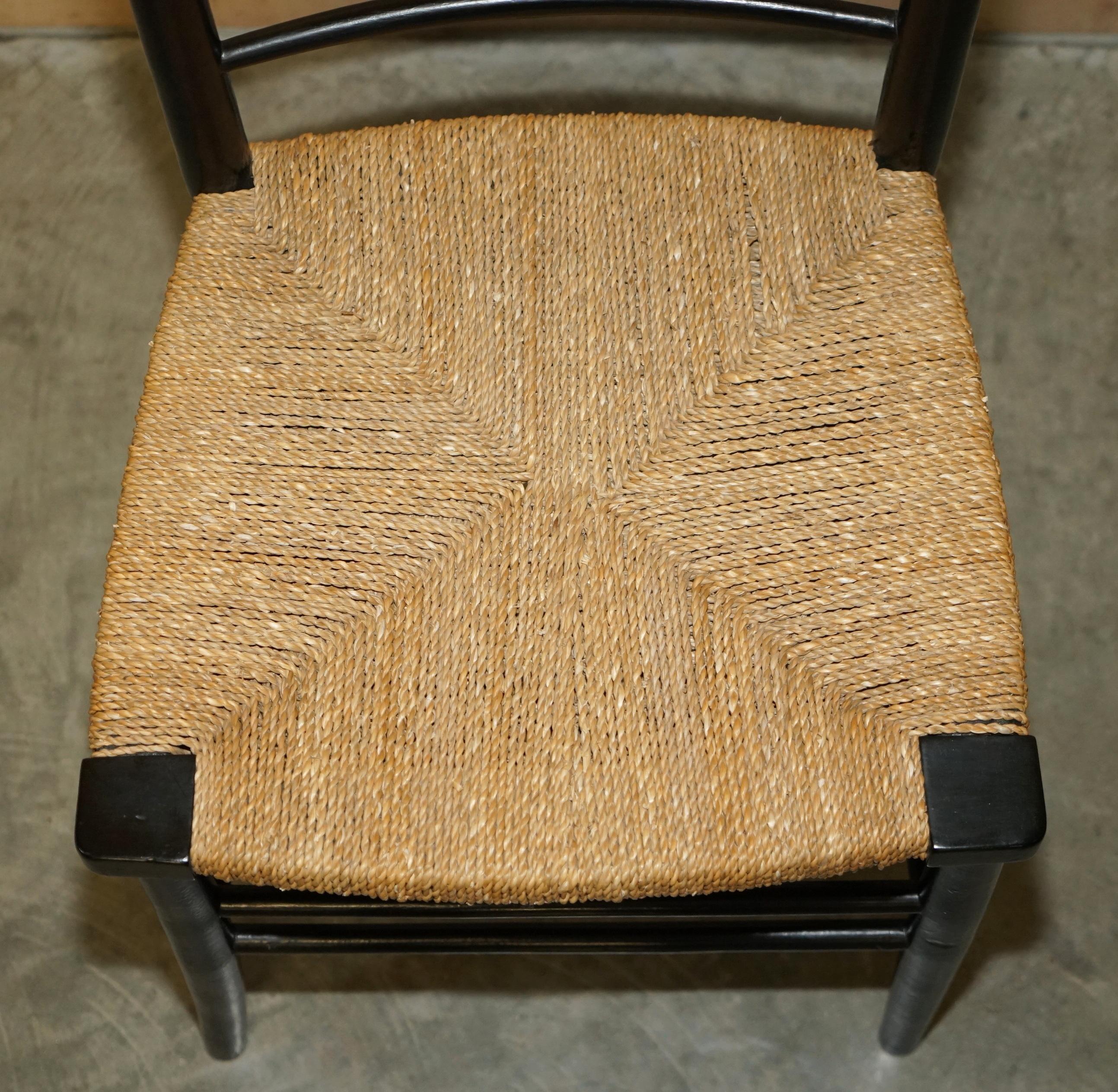 Anglais Paire de chaises d'appoint anciennes William Morris du Sussex en bois d'ébène vues au musée v&a