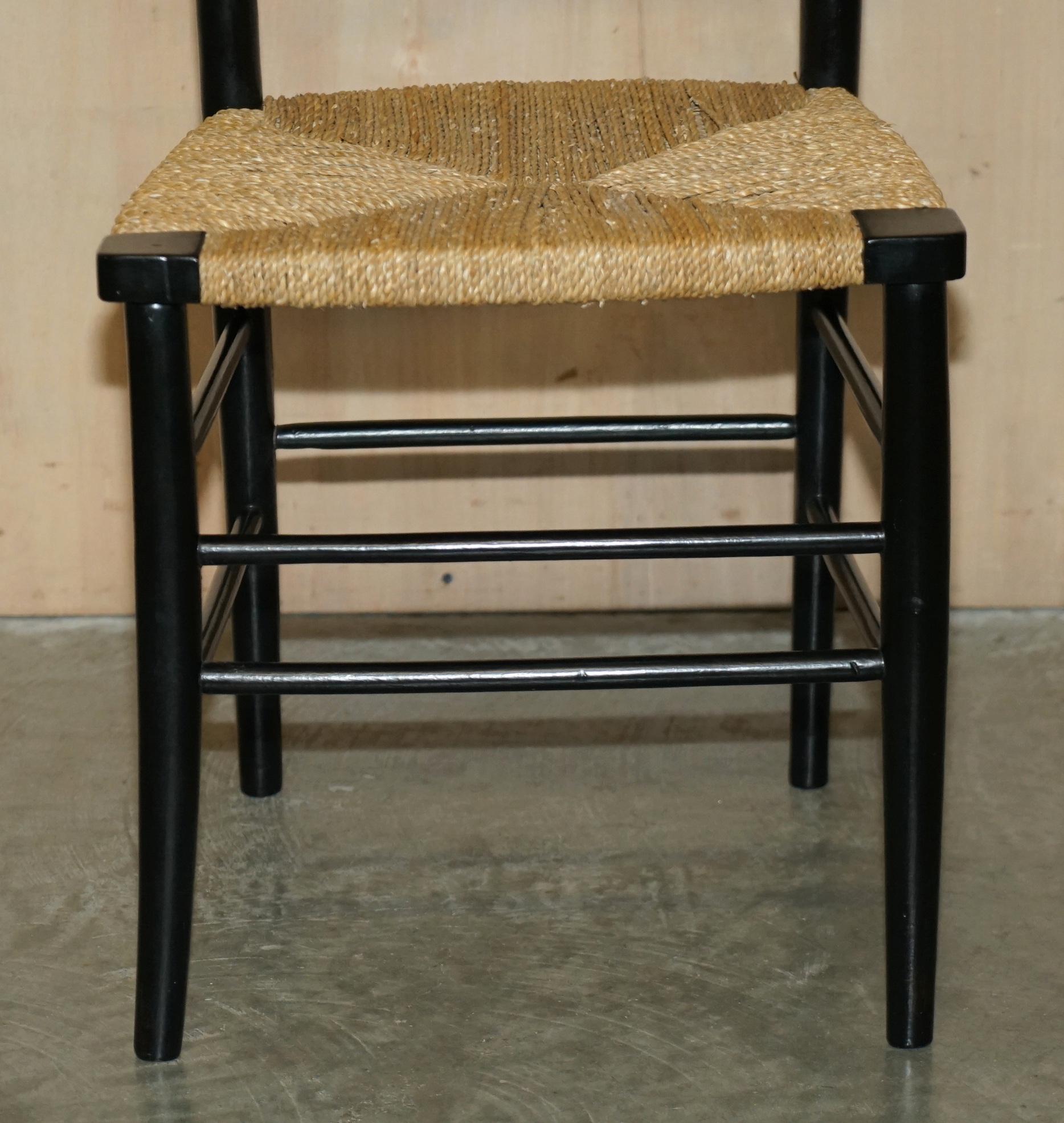 Fin du XIXe siècle Paire de chaises d'appoint anciennes William Morris du Sussex en bois d'ébène vues au musée v&a