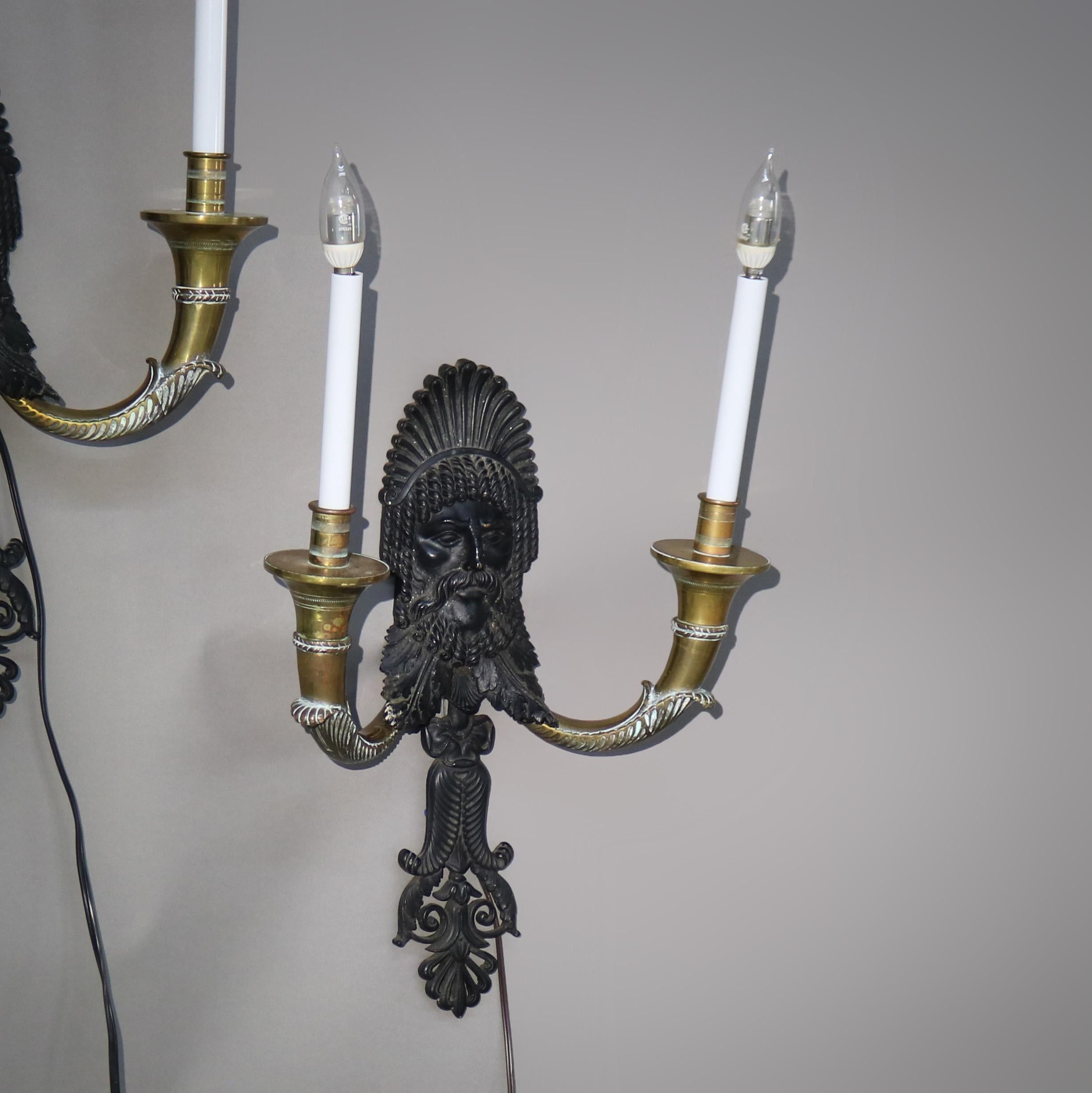 Pareja de apliques antiguos de bronce ebonizado y latón con la figura de un jefe indio C1920 Estadounidense en venta