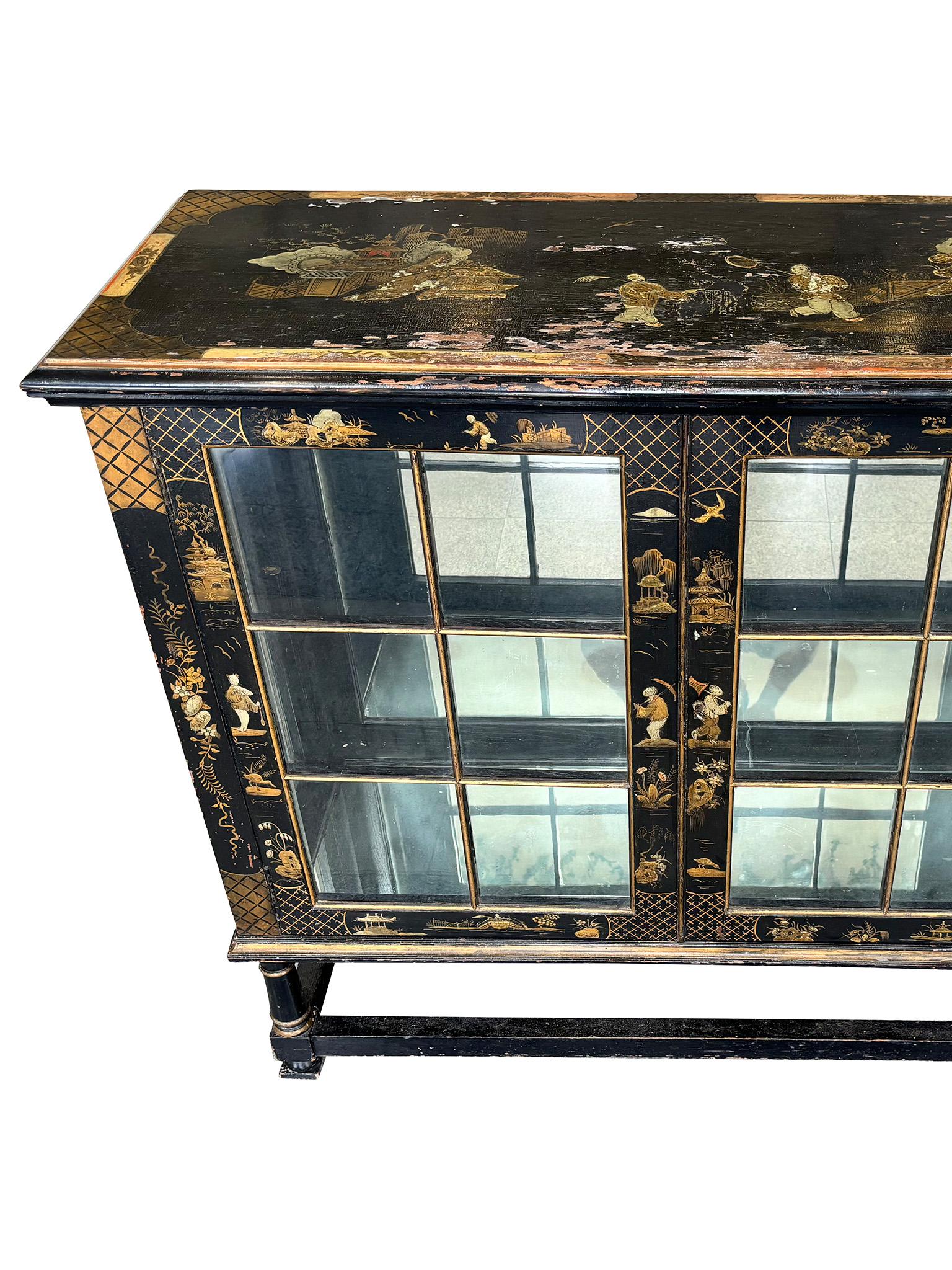 Ces ravissantes armoires Chinoiserie du 19e siècle comportent deux portes vitrées et des étagères intérieures en bois, ornées d'incrustations complexes sur le dessus et les côtés. Un ajout charmant à toute maison, ces armoires antiques ébonisées