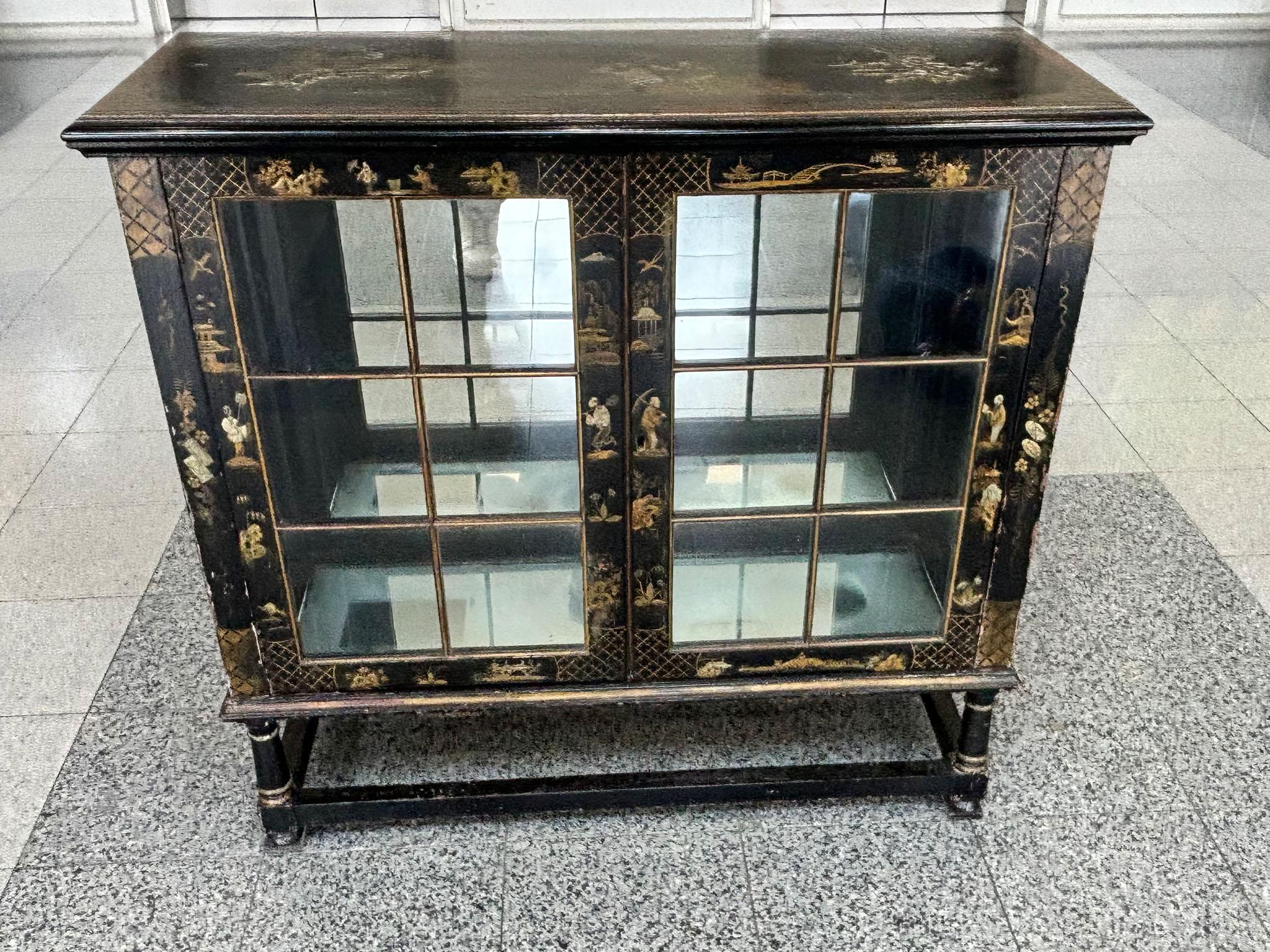 Chinoiseries Paire d'anciens armoires chinoiseries ébénisées en vente