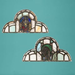 Pareja de antiguos paneles arqueados eclesiásticos de Stained glass