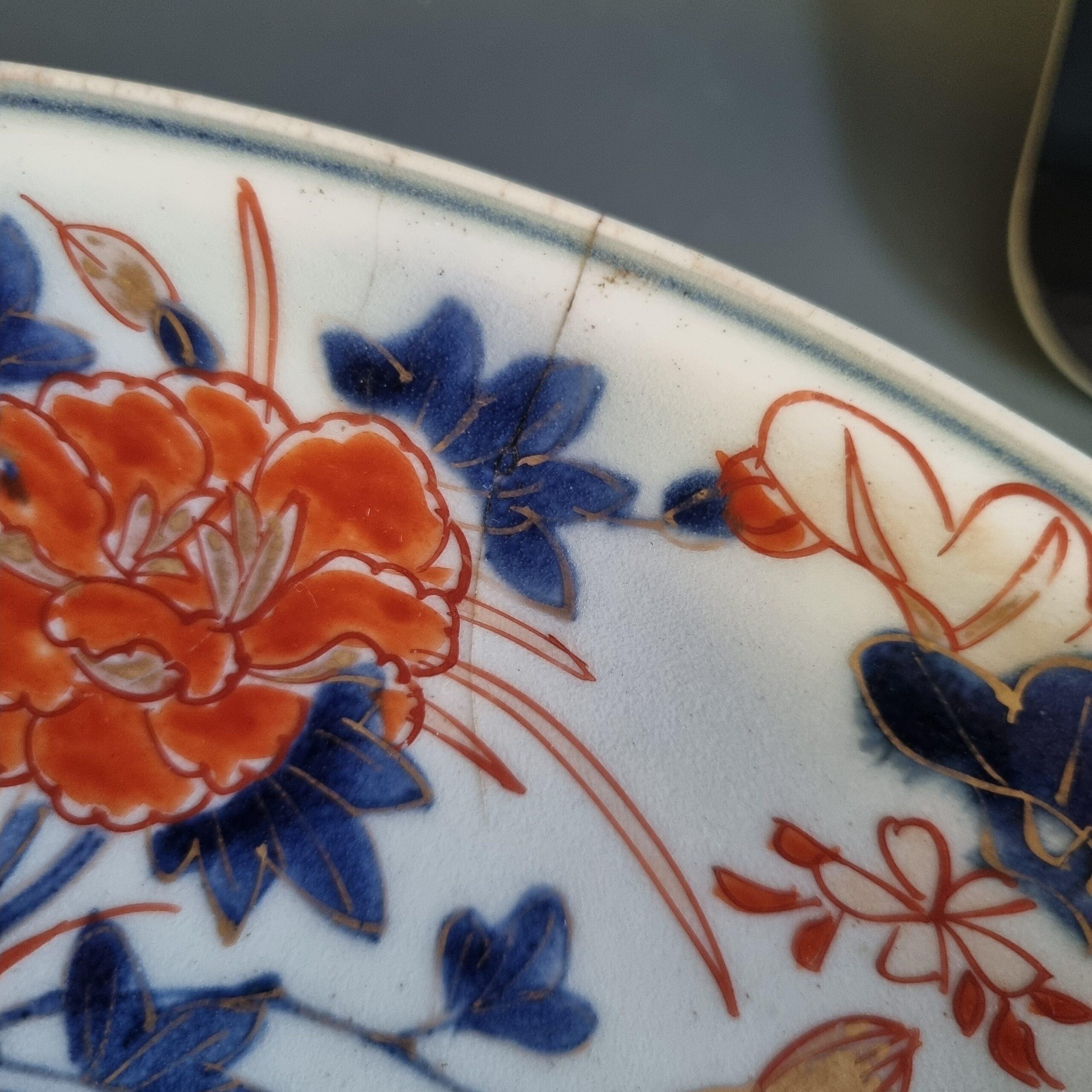 18th Century and Earlier Pair of Antique Edo Imari Japanese Bowls Porcelain Chargers Arita, 1680-1700
