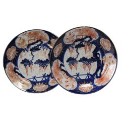 Paar antike, seltene Wisteria-Teller aus japanischem Porzellan aus der japanischen Edo-Periode, 1690-1700