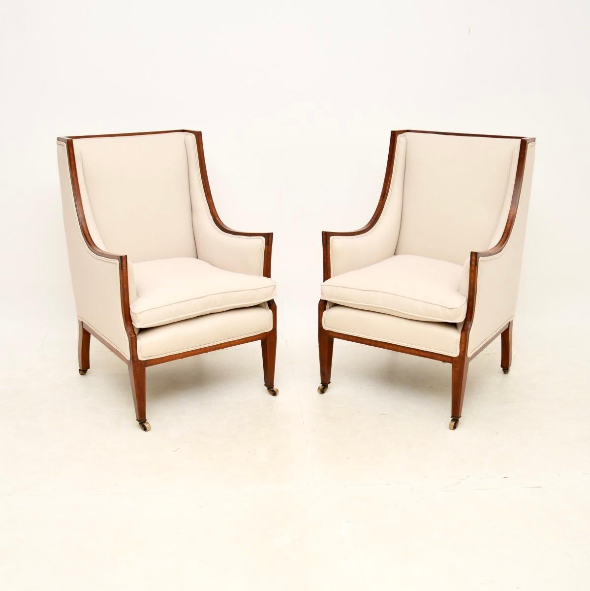 A fantastic pair of antique Edwardian armchairs. They were made in England, they date from the 1900-1910 period.

They are of extremely fine quality, with a beautifully elegant and shapely design. The frames have gorgeous inlaid satinwood banding