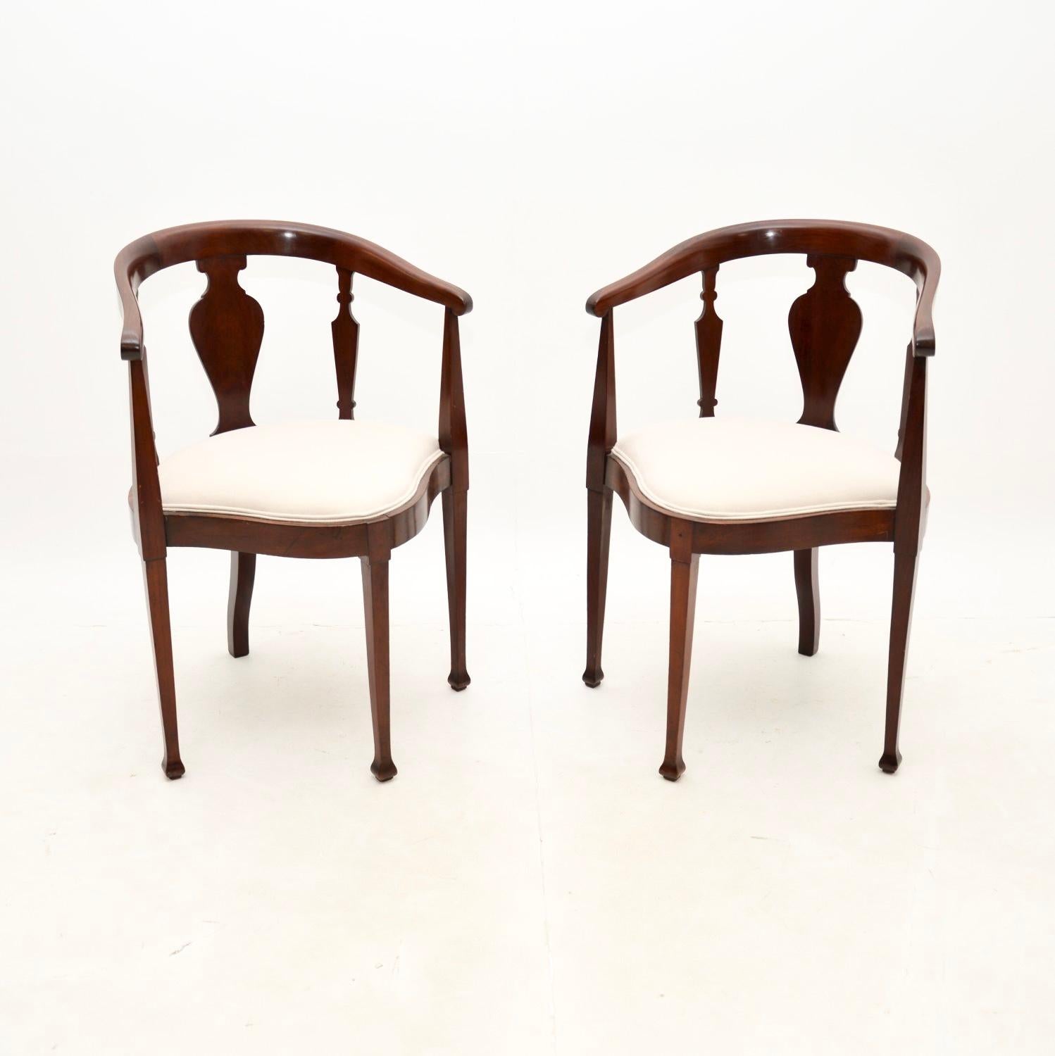 A fantastic pair of antique Edwardian corner chairs. They were made in England, they date from the 1900-1910 period.

They are of superb quality, with a fairly simple yet beautiful design. The frames have a wonderful shape, they sit on tapered legs