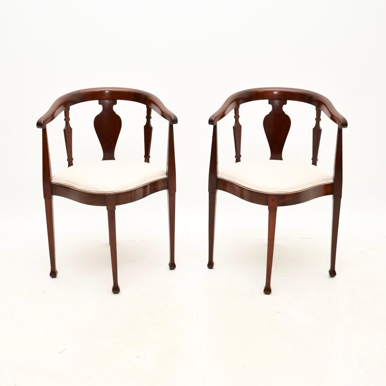 Édouardien Paire de fauteuils d'angle édouardiens anciens en vente