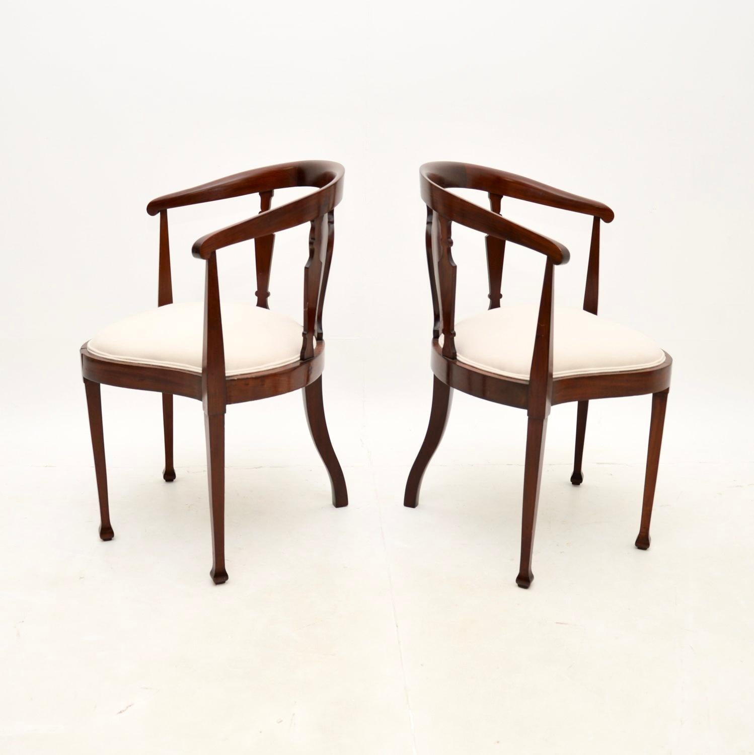 Britannique Paire de fauteuils d'angle édouardiens anciens en vente