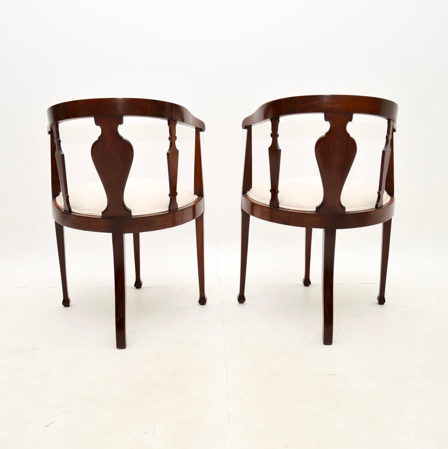 Paire de fauteuils d'angle édouardiens anciens Bon état - En vente à London, GB