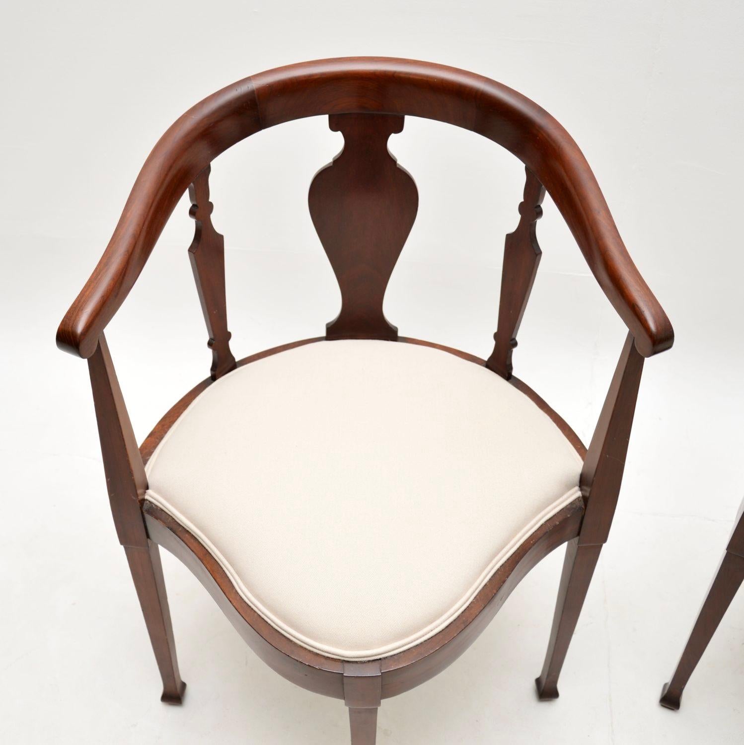 Début du 20ème siècle Paire de fauteuils d'angle édouardiens anciens en vente
