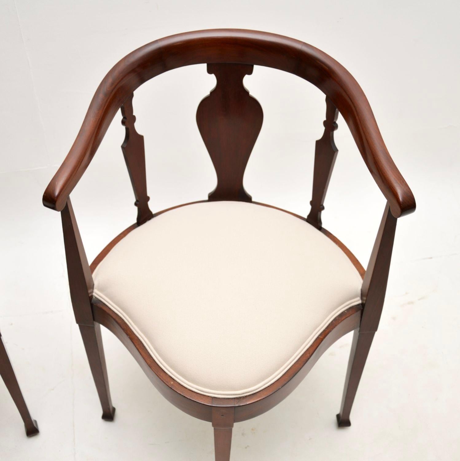 Tissu Paire de fauteuils d'angle édouardiens anciens en vente