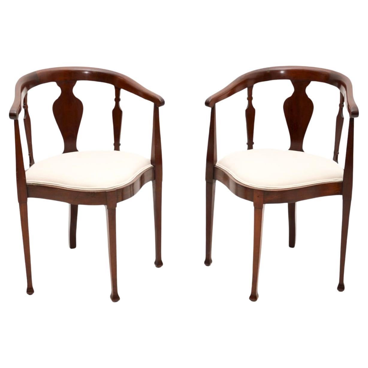 Paire de fauteuils d'angle édouardiens anciens en vente