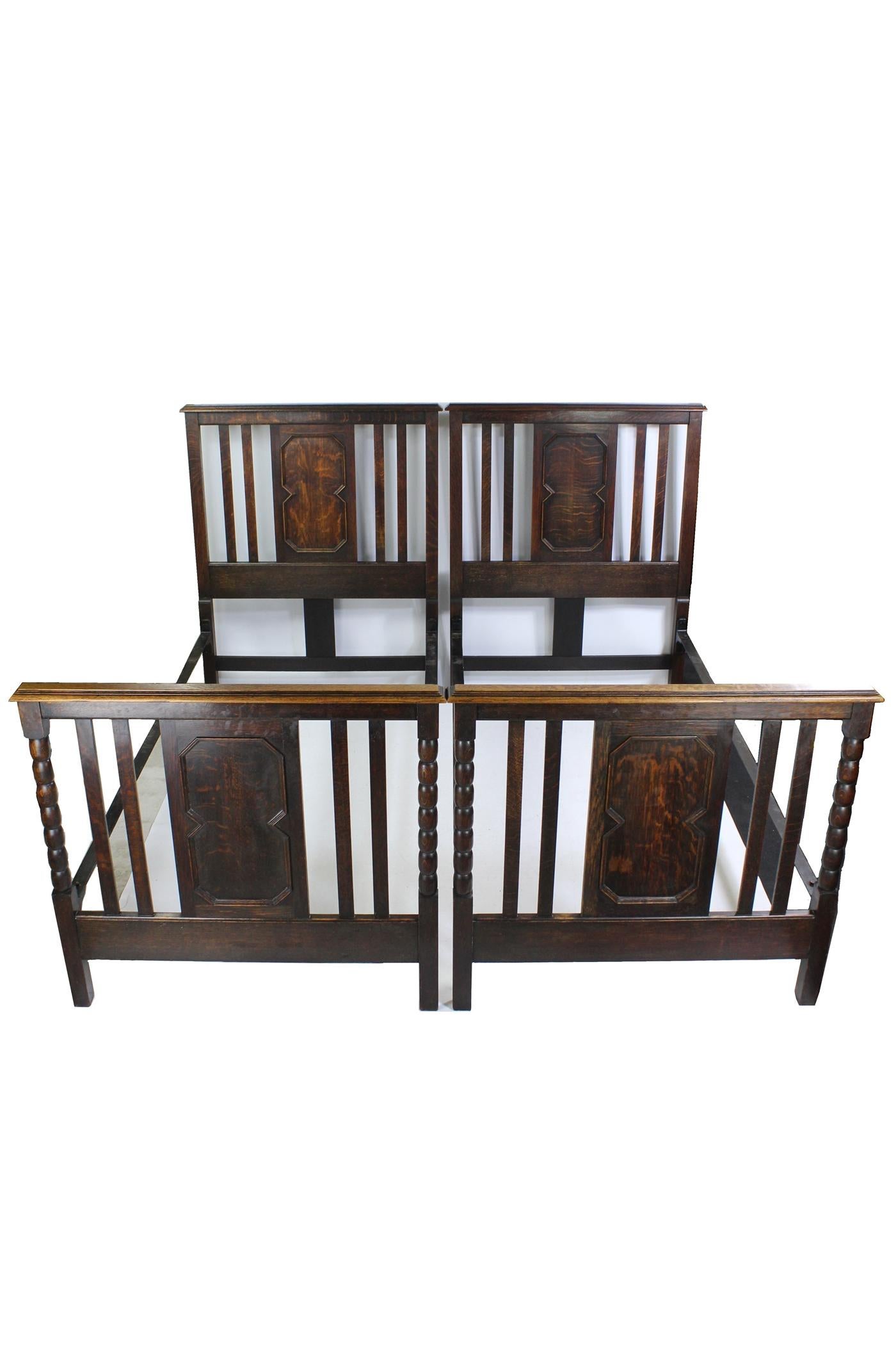 English Pair of Antique Edwardian Oak Single Twin Beds, US Twin Size Bedsteads For Sale