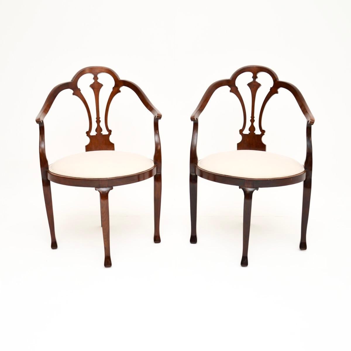 Une belle paire de fauteuils ouverts anciens de l'époque édouardienne. Fabriqués en Angleterre, ils datent de la période 1900-1910.

La qualité est excellente et ils sont de belle taille. Ils conviendraient très bien à divers contextes dans la
