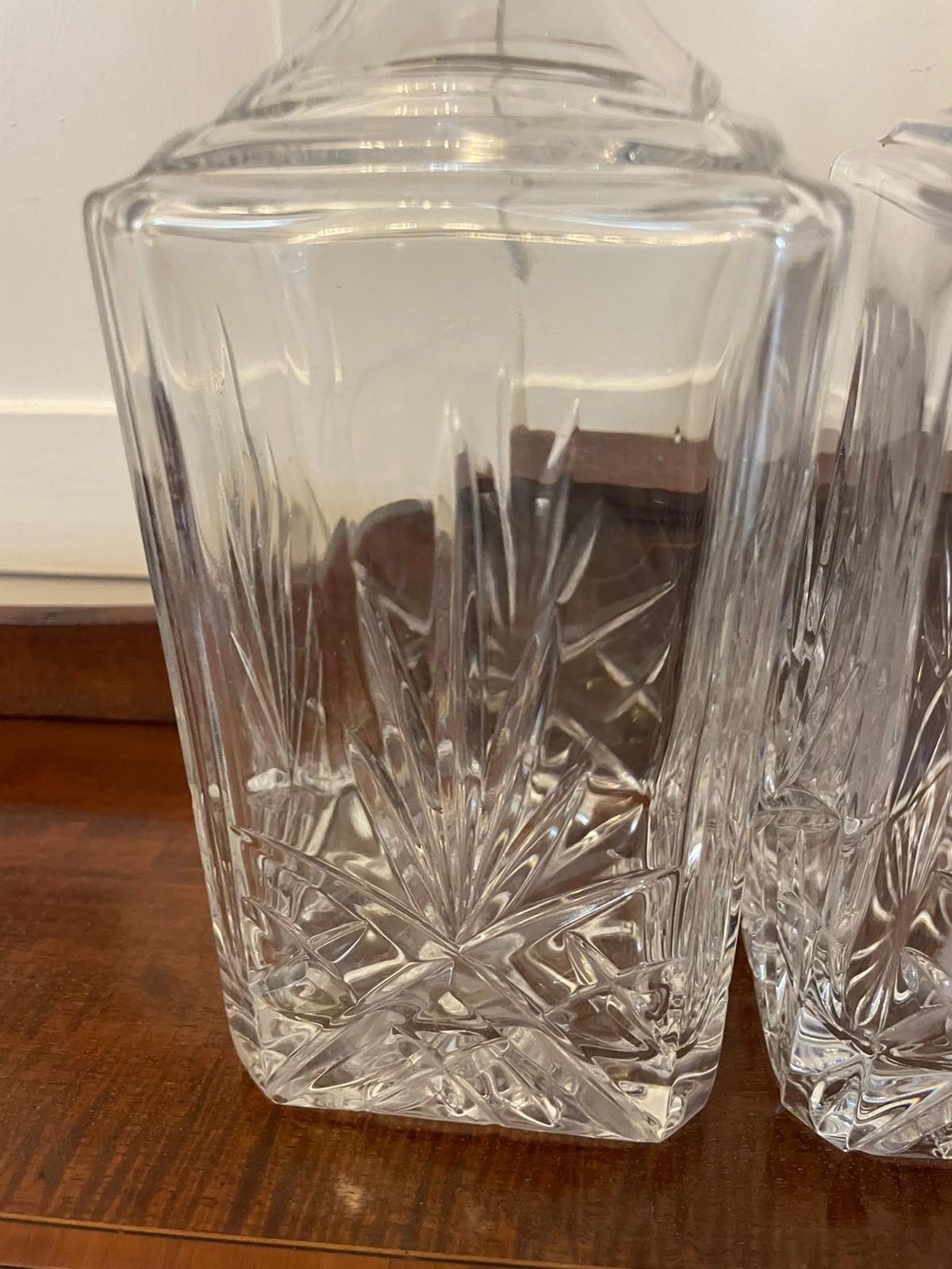 Pareja de decantadores antiguos de cristal tallado de calidad eduardiana con los tapones originales

En perfecto original  condición

Dimensiones:
Altura 28.5 cm 
Anchura 9 cm 
Profundidad 9 cm

Fechado en 1910      
