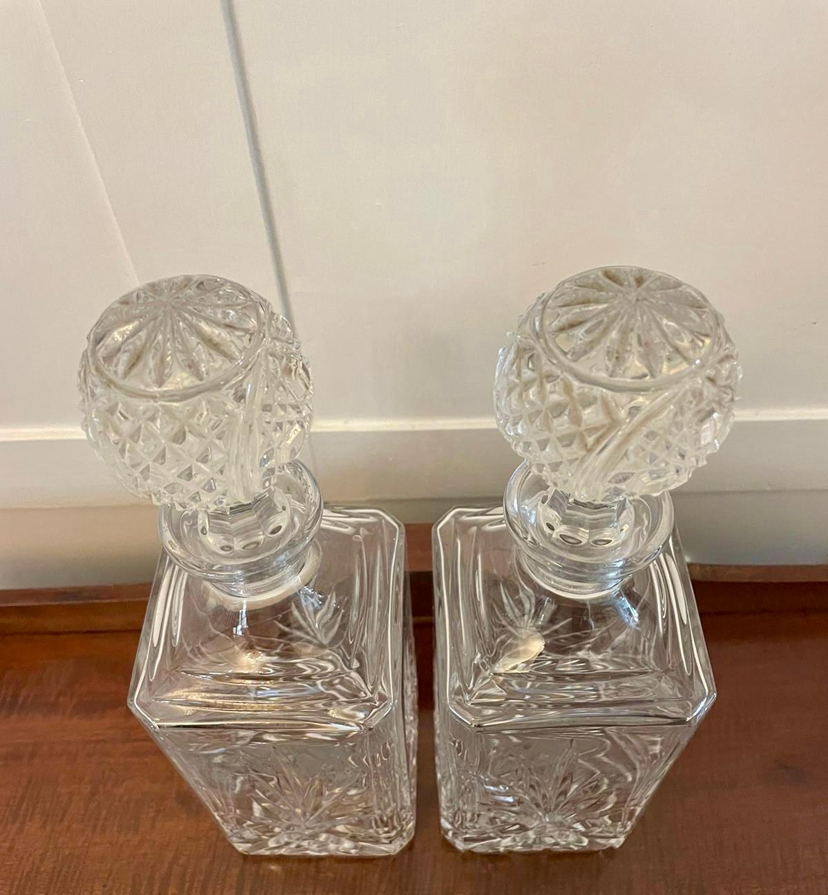 Pareja de decantadores antiguos de cristal tallado de calidad eduardiana Eduardiano en venta