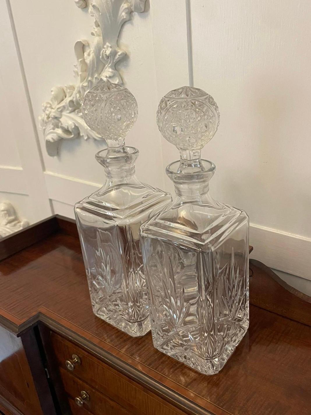 Pareja de decantadores antiguos de cristal tallado de calidad eduardiana siglo XX en venta