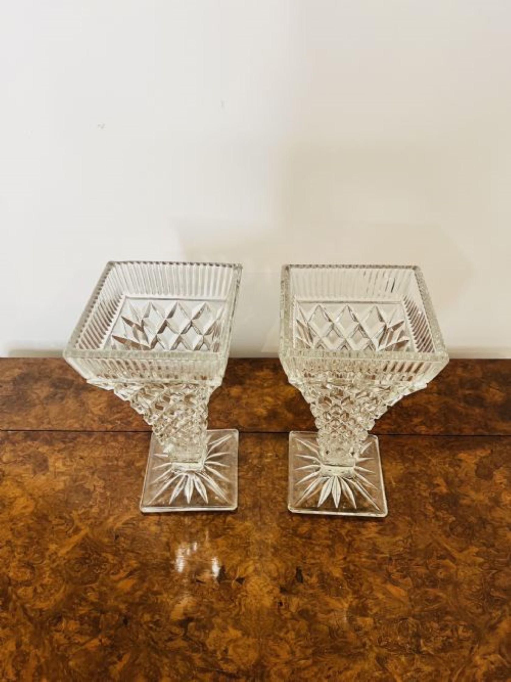 Paar antike Vasen aus geschliffenem Glas in edwardianischer Qualität (Edwardian) im Angebot