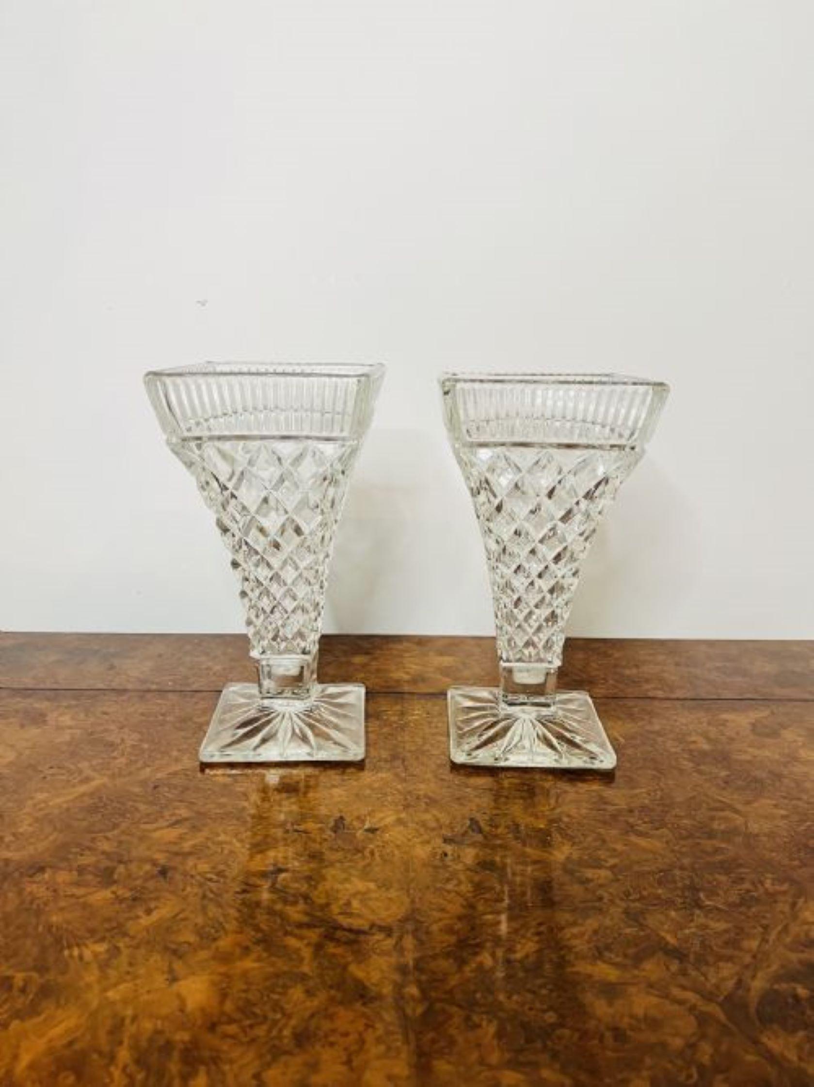 Paar antike Vasen aus geschliffenem Glas in edwardianischer Qualität im Zustand „Gut“ im Angebot in Ipswich, GB