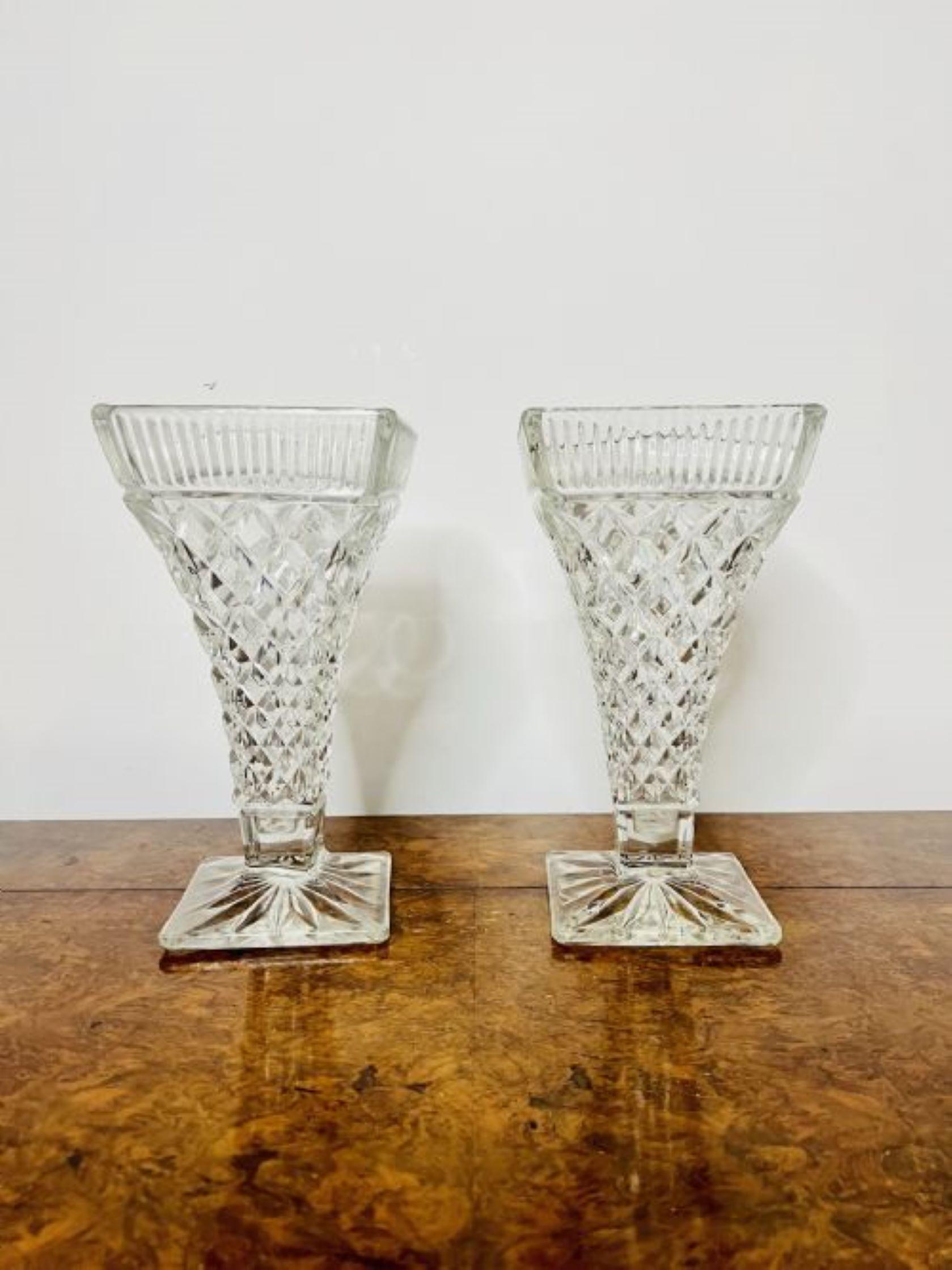 Paar antike Vasen aus geschliffenem Glas in edwardianischer Qualität (20. Jahrhundert) im Angebot