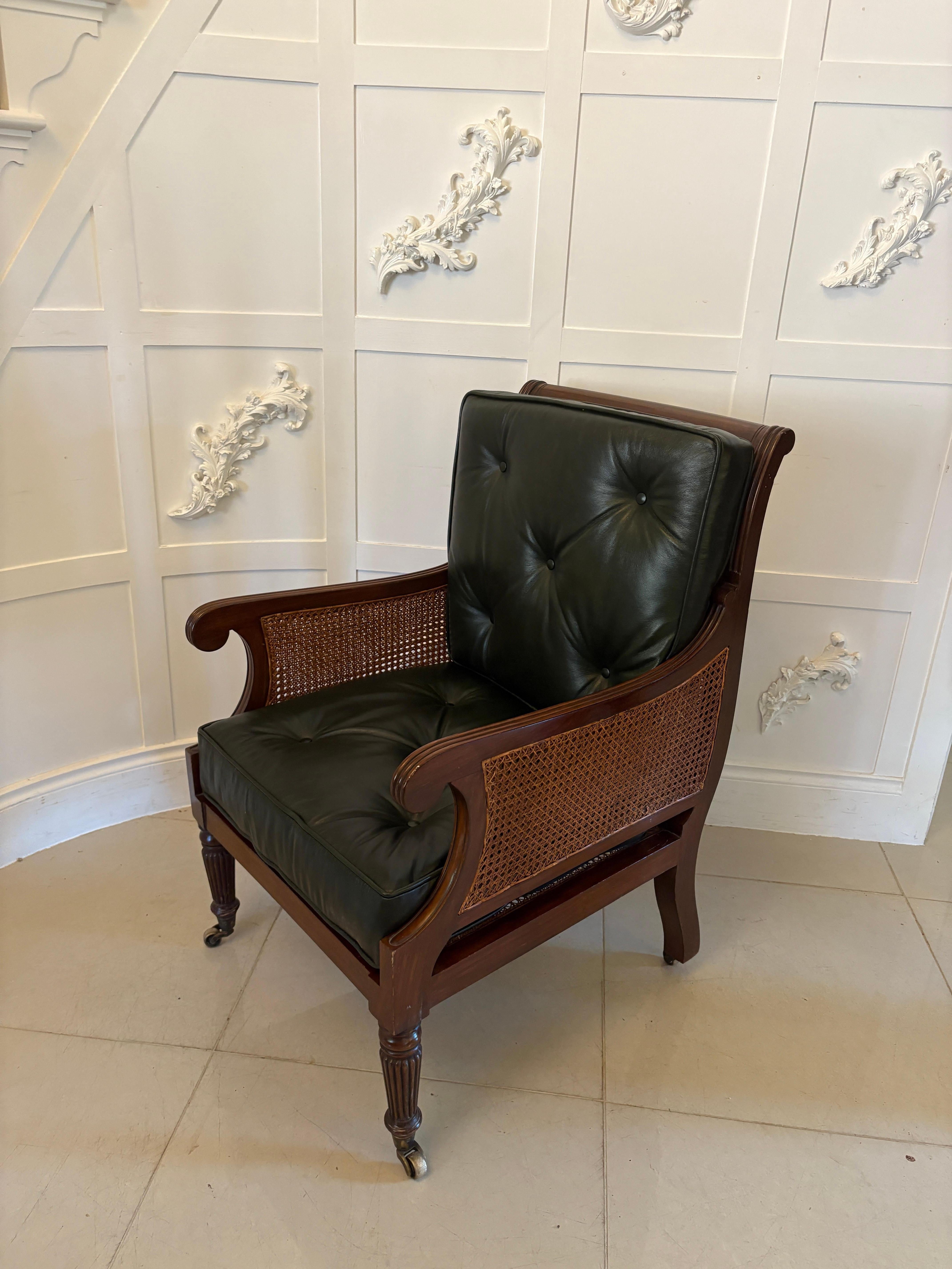 Paire d'anciens fauteuils de bibliothèque en acajou de qualité édouardienne, de type Bergere en vente 4